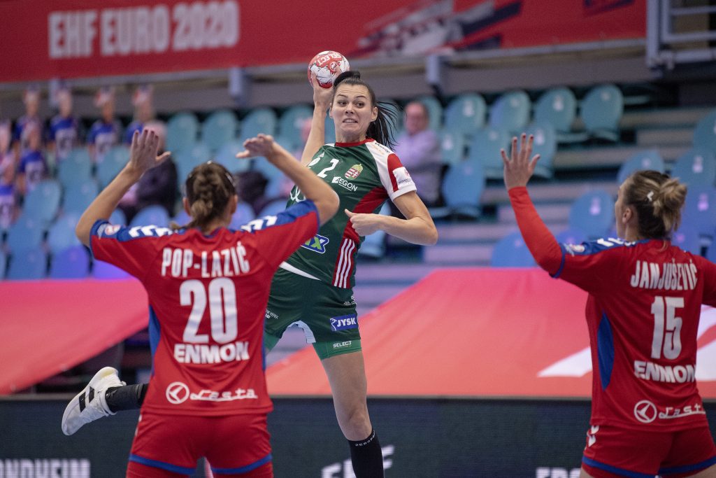 epa08866683 Szandra Szollosi-Zacsik (C) of Hungary in action during the EHF EURO 2020 European Women's Handball preliminary round match between Serbia and Hungary at Sydbank Arena in Kolding, Denmark, 06 December 2020.  EPA-EFE/BO AMSTRUP  DENMARK OUT