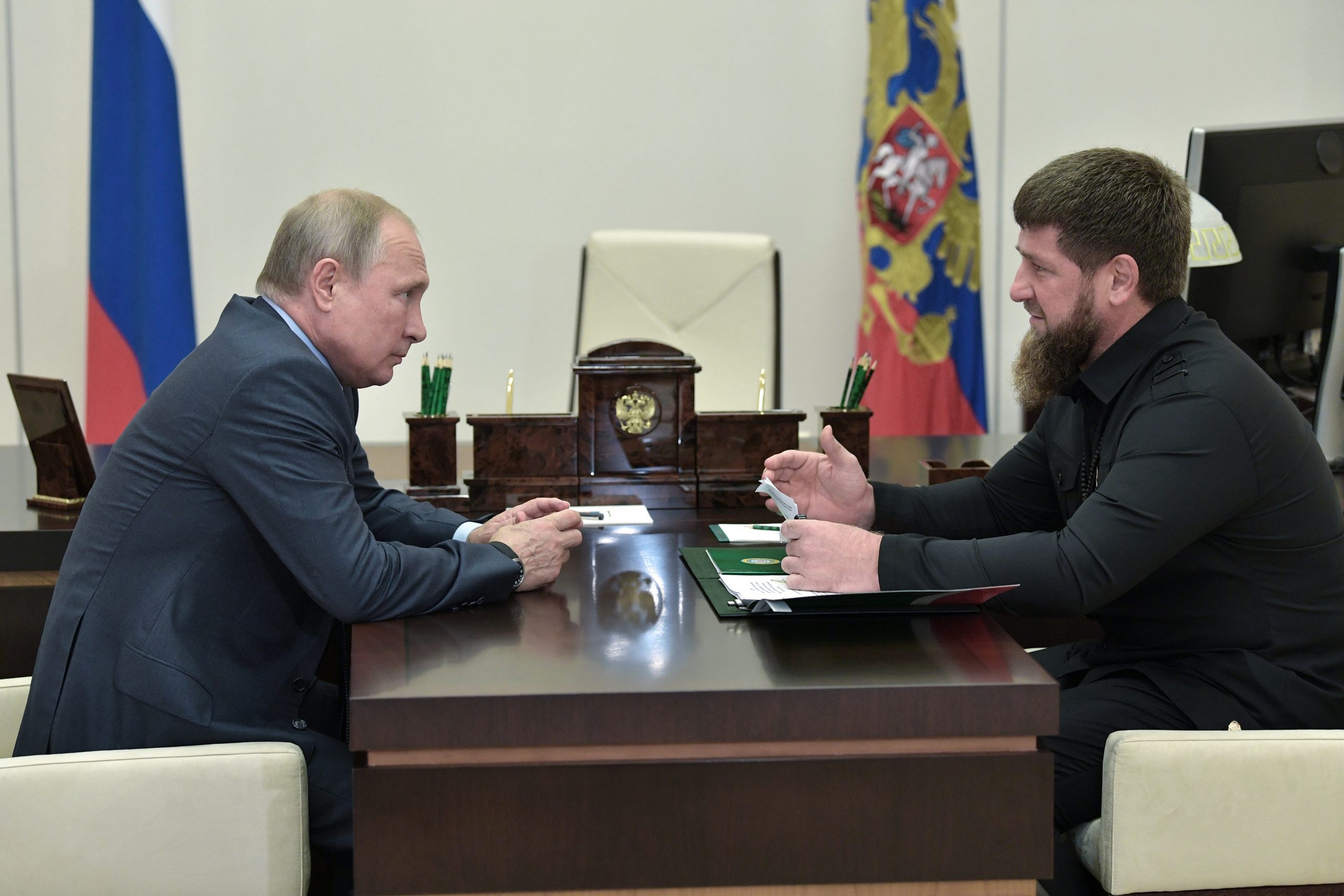 Ramzan-Kadyrov-i-Putin-foto-epa-02-scaled.jpg