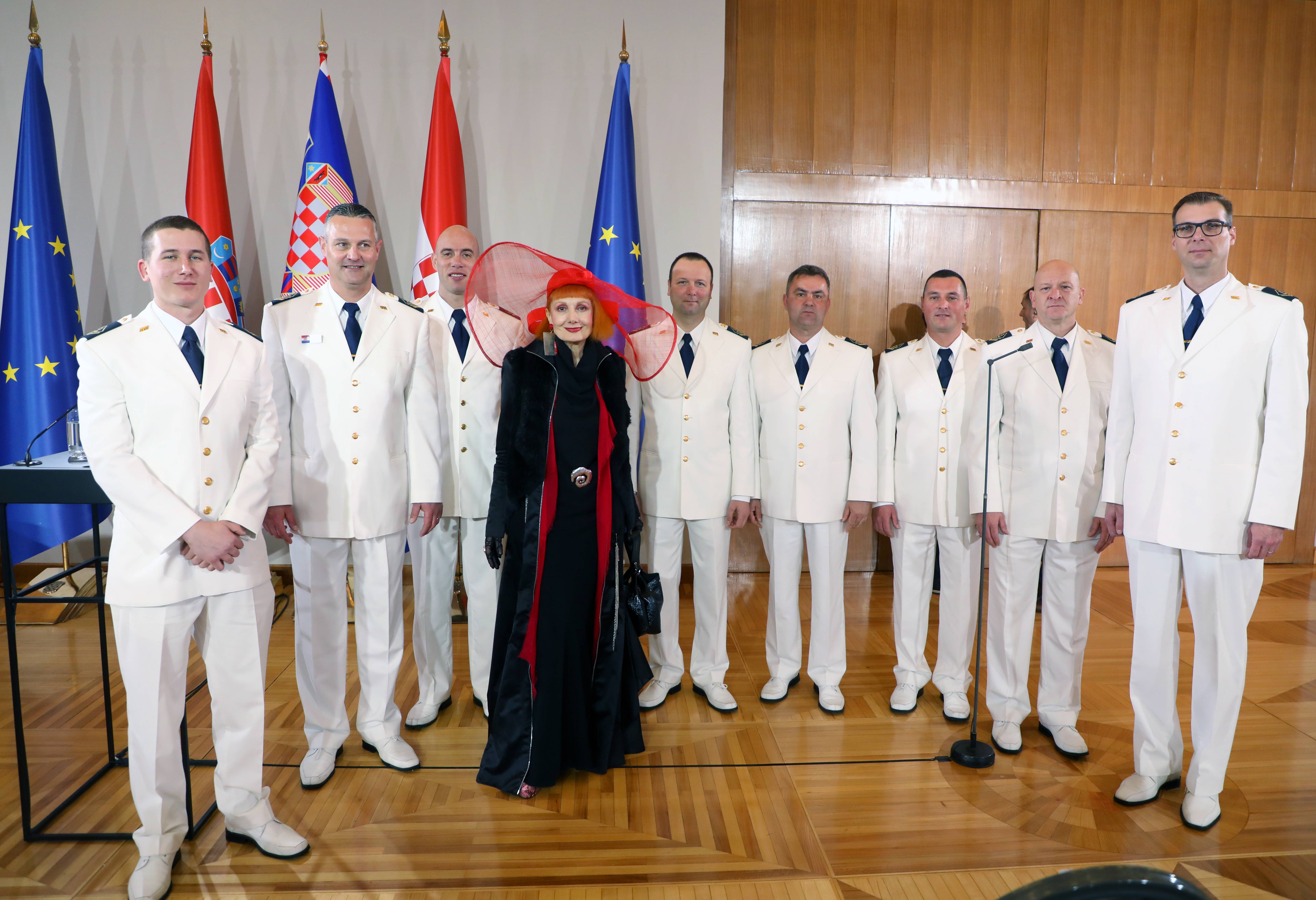 Zagreb, 18.02.2020 - Svecana ceremonija inauguracije izabranog predsednika Hrvatske Zorana Milanovica, danas u Zagrebu. Na fotografiji Josipa Lisac sa clanovima klape Hrvatske ratne mornarice "Sveti Juraj".  (BETAPHOTO/HINA/Damir SENCAR/MO)