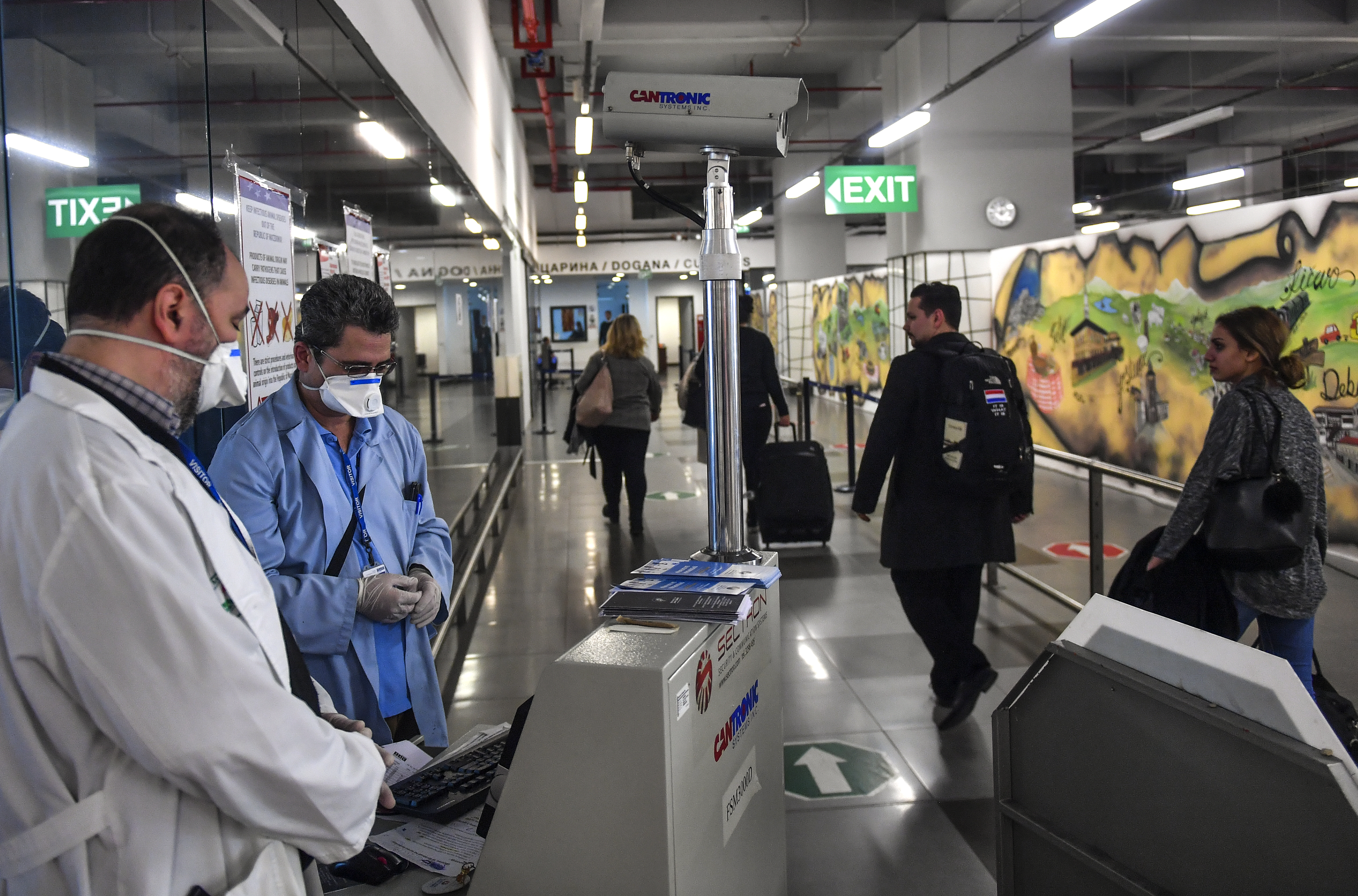 Skoplje, 25.02.2020. Aerodrom, kontrola putnika, koronavirus, korona virus, coronavirus, corona virus, Severna Makedonija,   Foto: EPA-EFE/GEORGI LICOVSKI