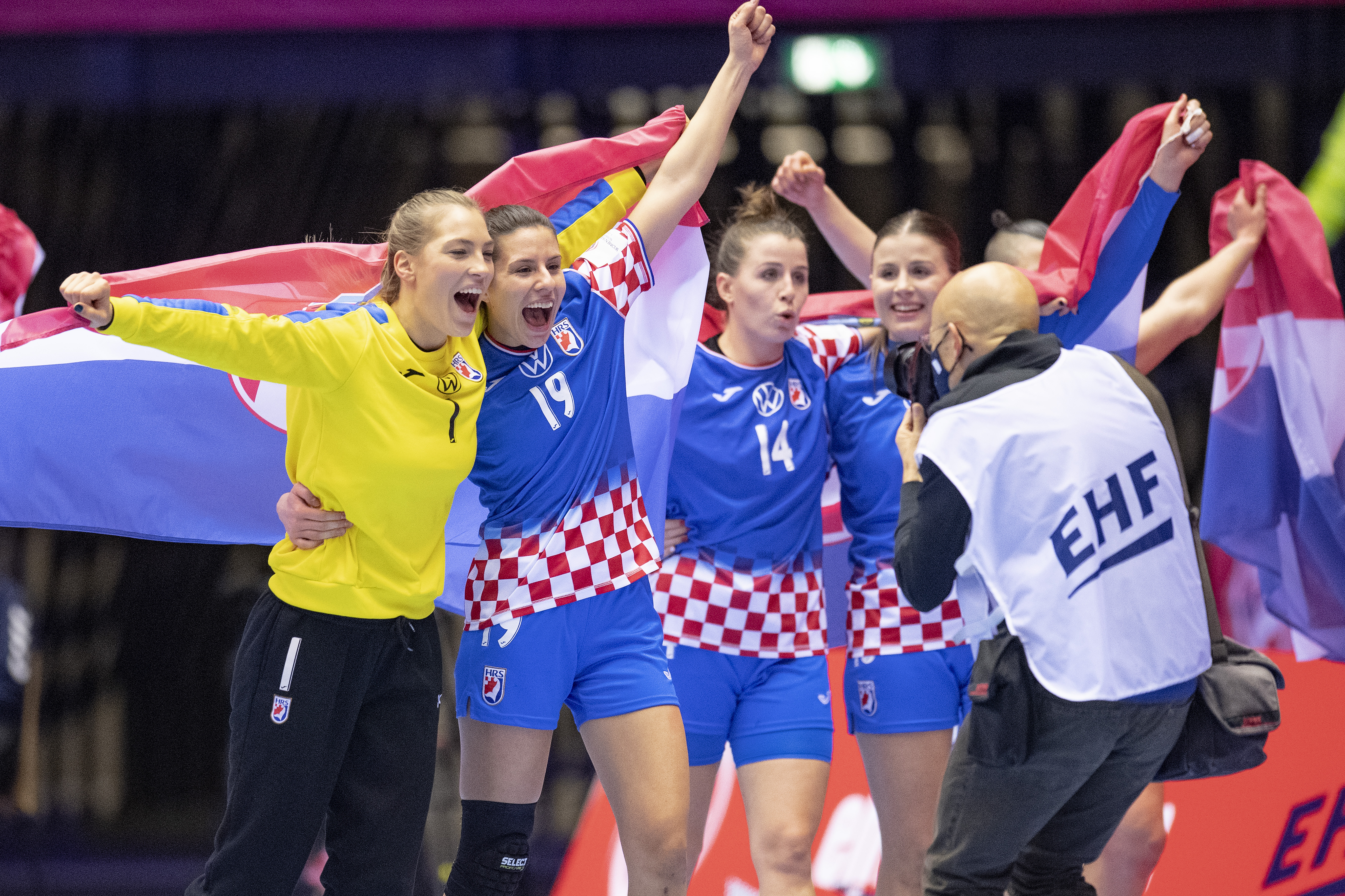 epa08896193 Players of Croatia celebrate after winning the bronze medal match between Croatia and Denmark at the EHF Euro 2020 women's European Championships in Herning, Denmark, 20 December 2020.  EPA-EFE/BO AMSTRUP  DENMARK OUT
