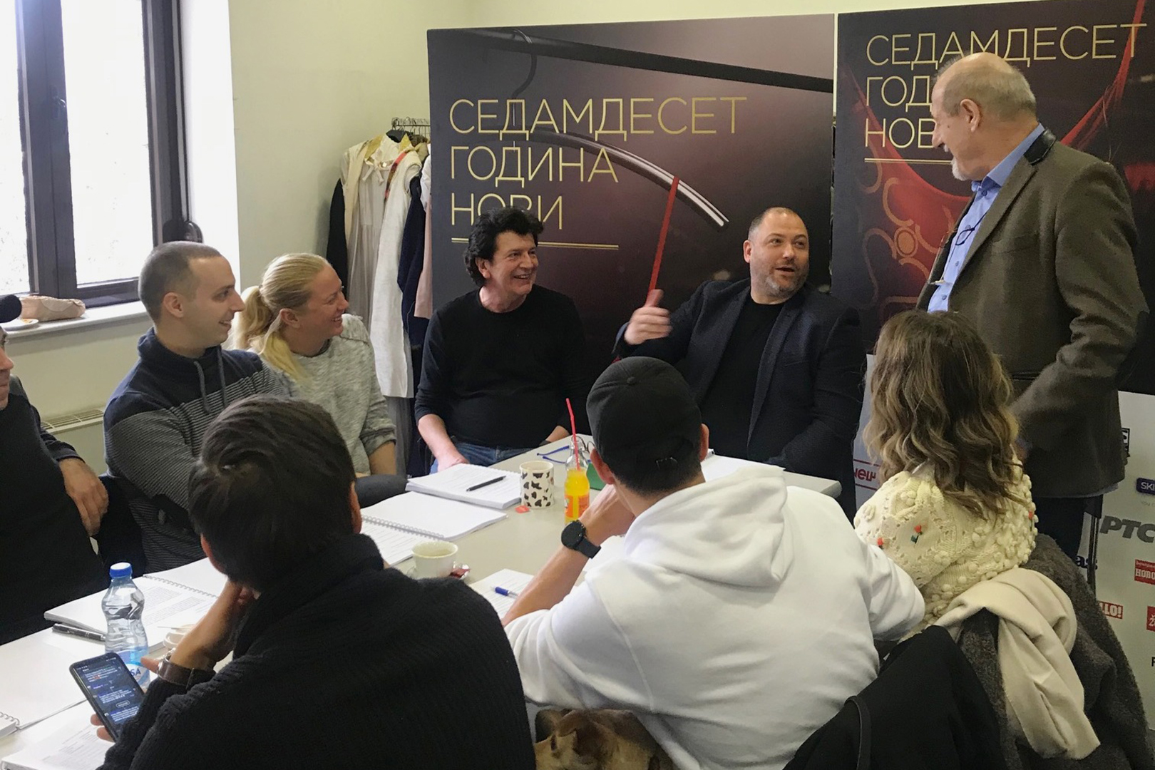 Bajaga, citajuca proba predstave Sa druge strane jastuka