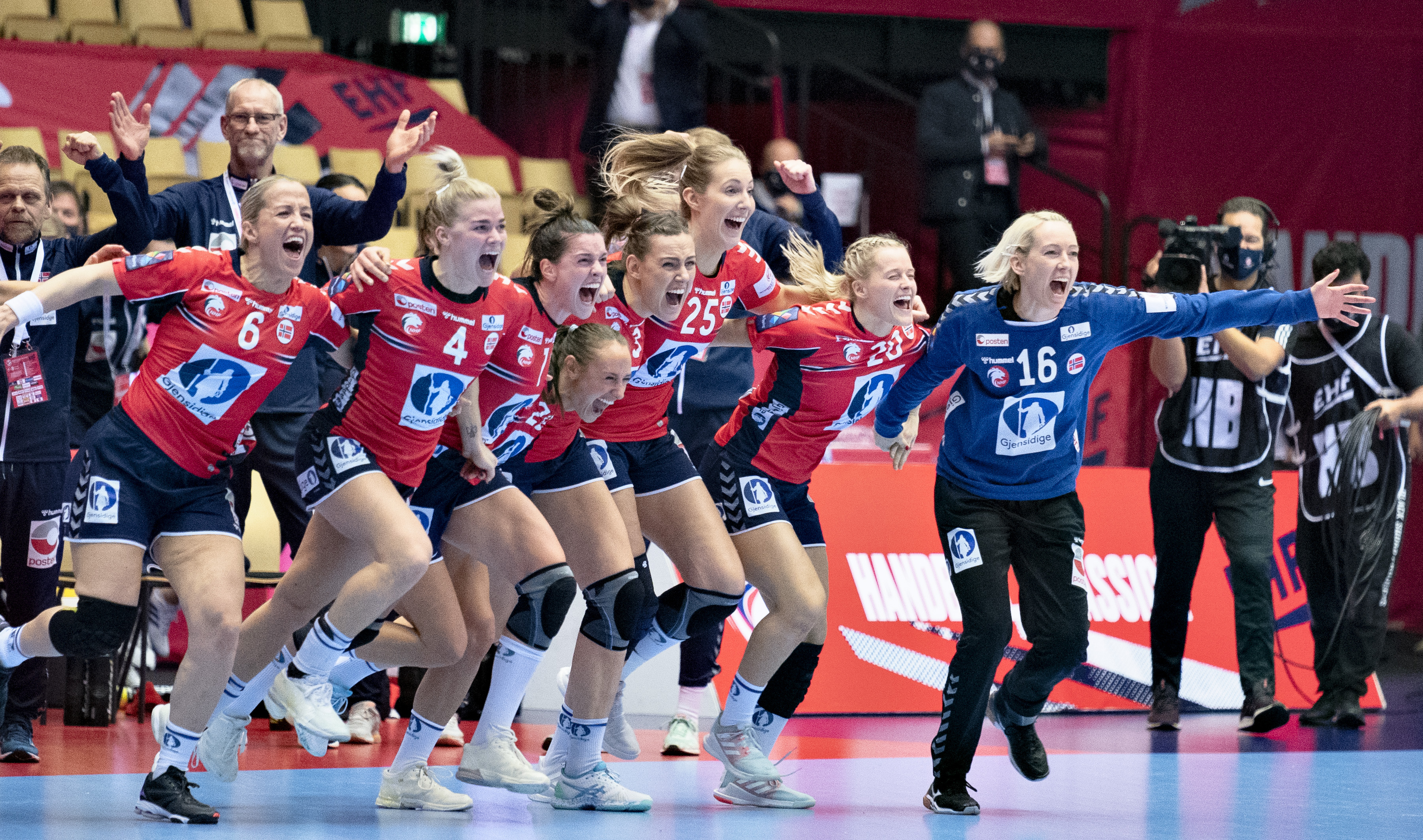 epa08896598 Norway's team celebrates after winning the women's EHF EURO 2020 handball championships final match between France and Norway at Jyske Bank Boxen in Herning, Denmark, 20 December 2020.  EPA-EFE/HENNING BAGGER  DENMARK OUT