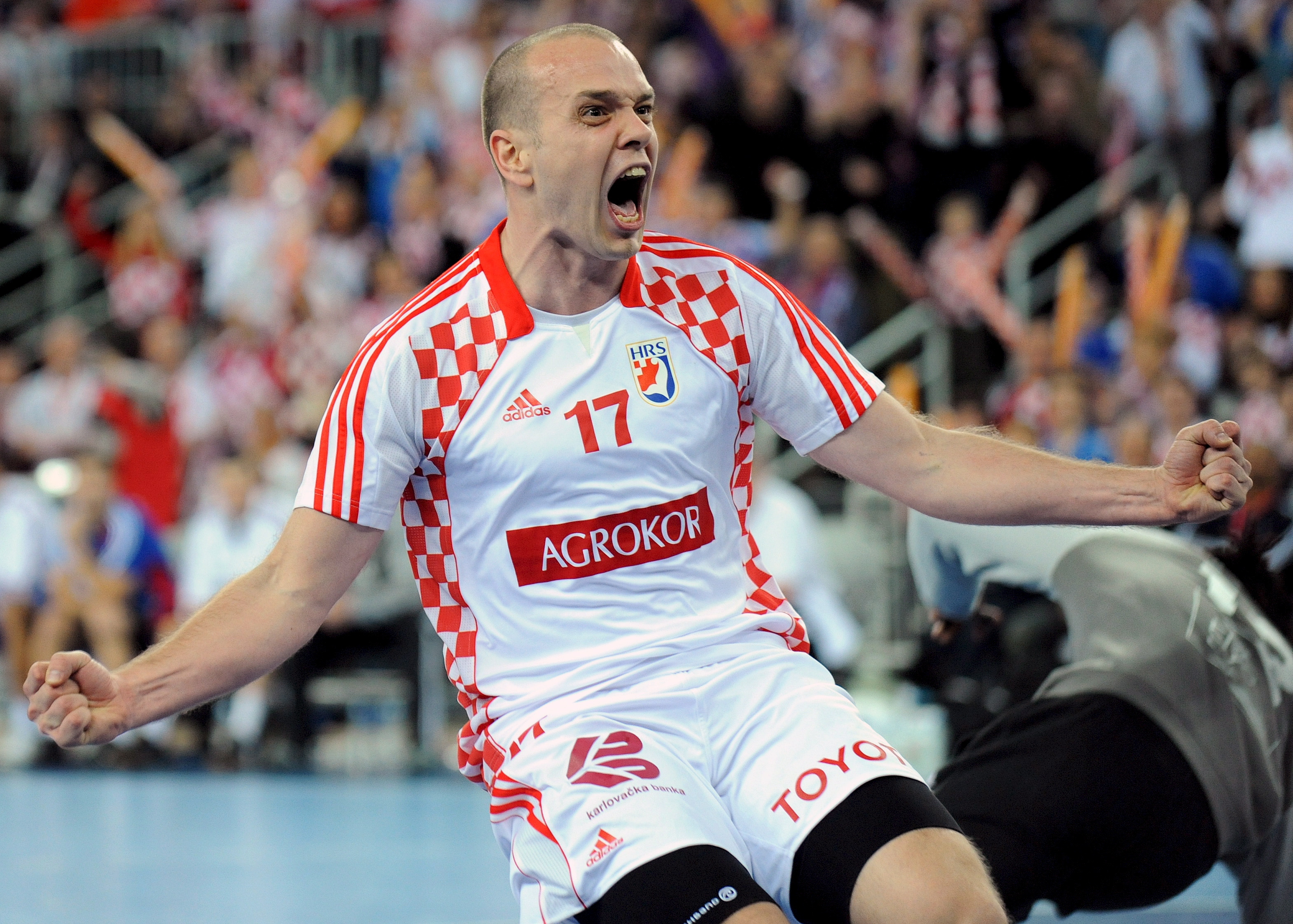 epa01615831 Croatian Goran Sprem celebrates after scoring against France during their match at the Mens Handball World Championship in Zagreb, Croatia, 27 January 2009.  EPA/GEORGI LICOVSKI