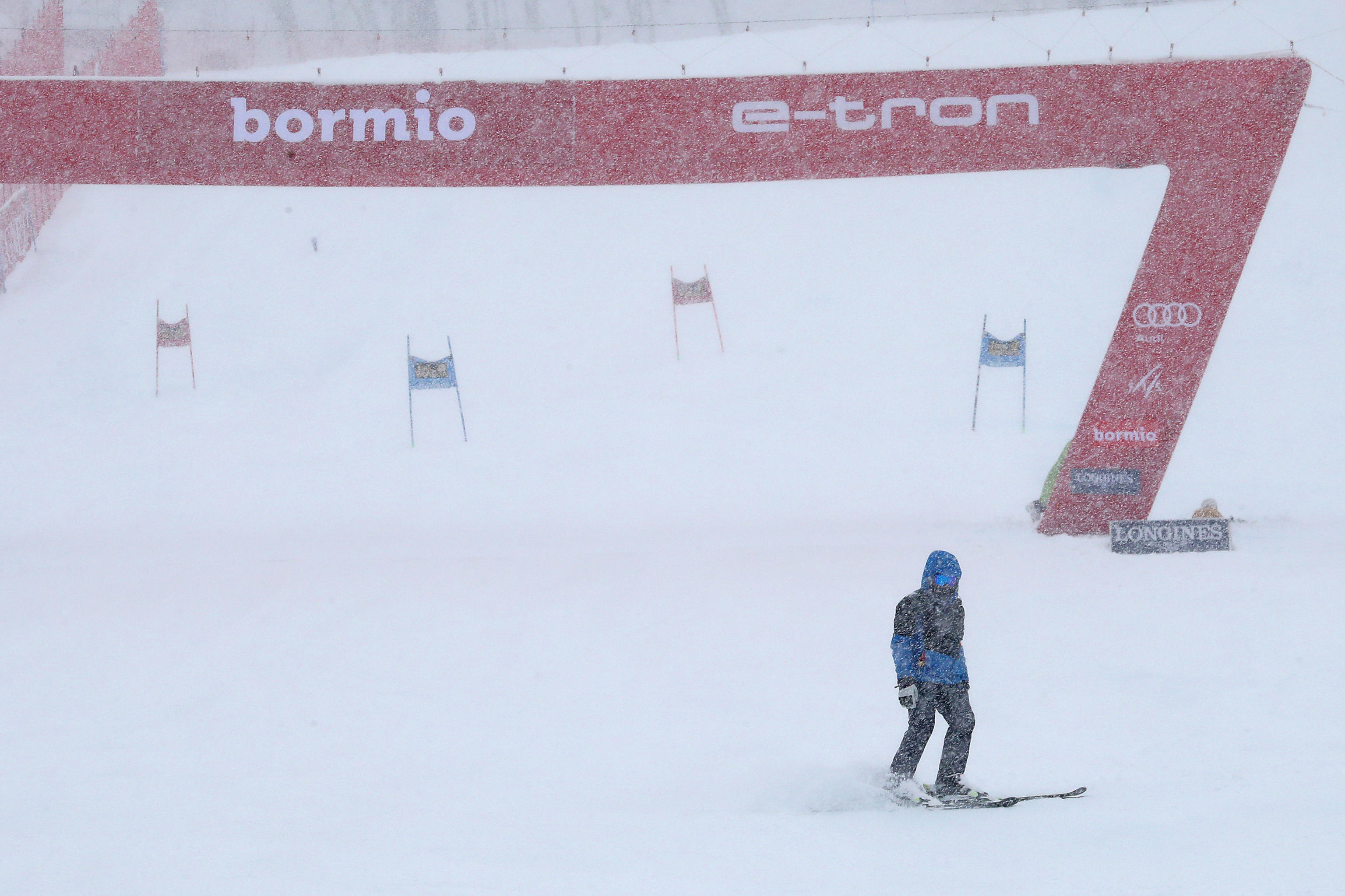 epa08907349 A general view on a slope as the Men's Super G race has been cancelled due to bad weather conditions at the FIS Alpine Skiing World Cup in Bormio, Italy, 28 December 2020.  EPA-EFE/ANDREA SOLERO