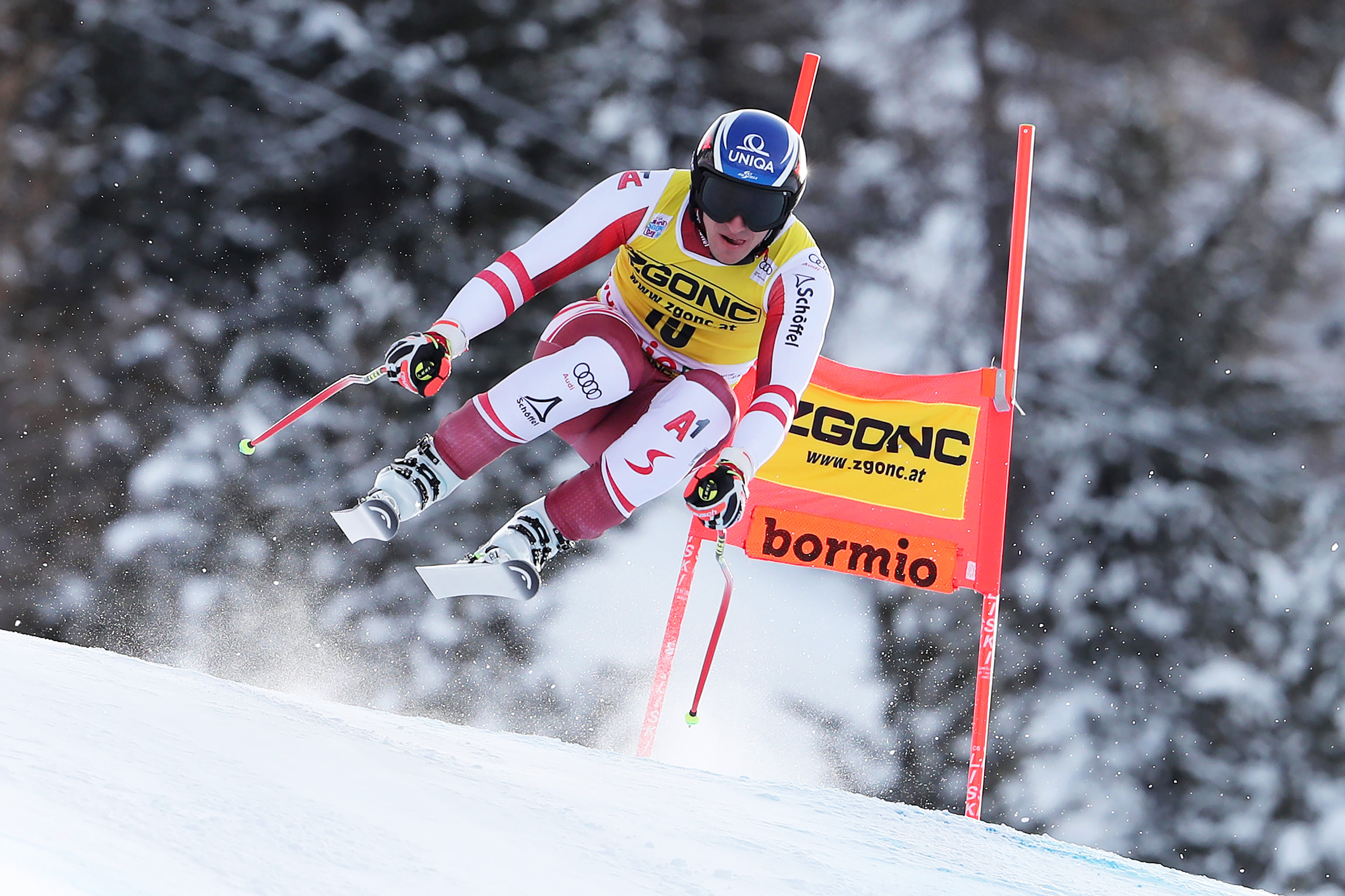 epa08911278 Matthias Mayer of Austria speeds down the slope during the Men's Downhill race at the FIS Alpine Skiing World Cup event in Bormio, Italy, 30 December 2020.  EPA-EFE/ANDREA SOLERO