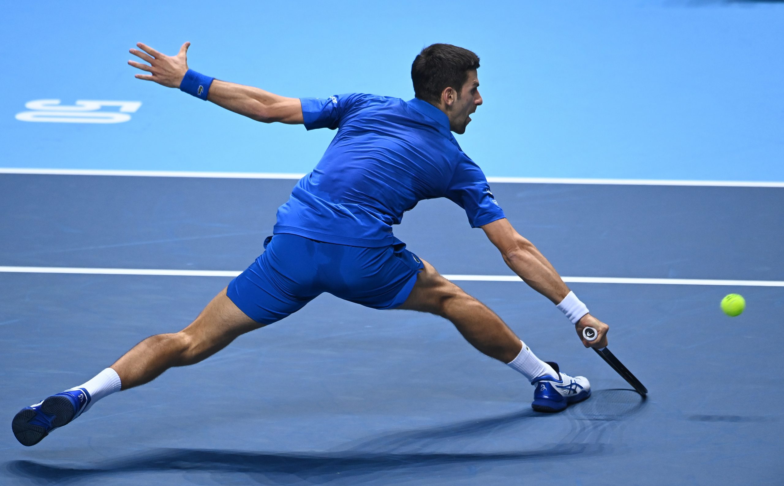 epa08833435 Novak Djokovic of Serbia in action against Dominic Thiem of Austria during their semi-final tennis match at the ATP World Tour Finals tennis tournament in London, Britain, 21 November 2020.  EPA-EFE/ANDY RAIN
