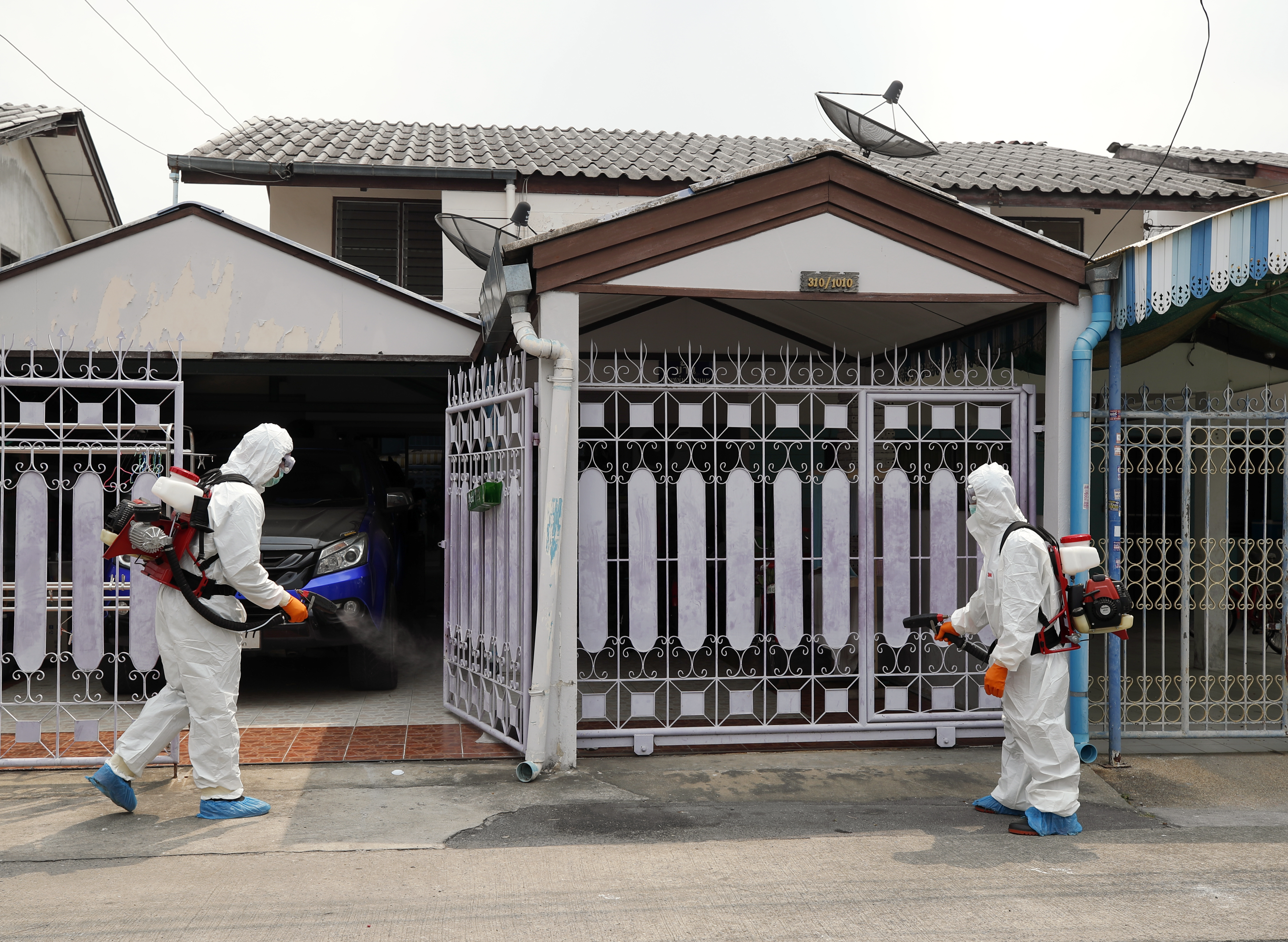 Bangkok, Tajland, 27.02.2020. Koronavirus, coronavirus, COVID-19, dezinfekcija, zaštitno odelo Foto: EPA-EFE/RUNGROJ YONGRIT
