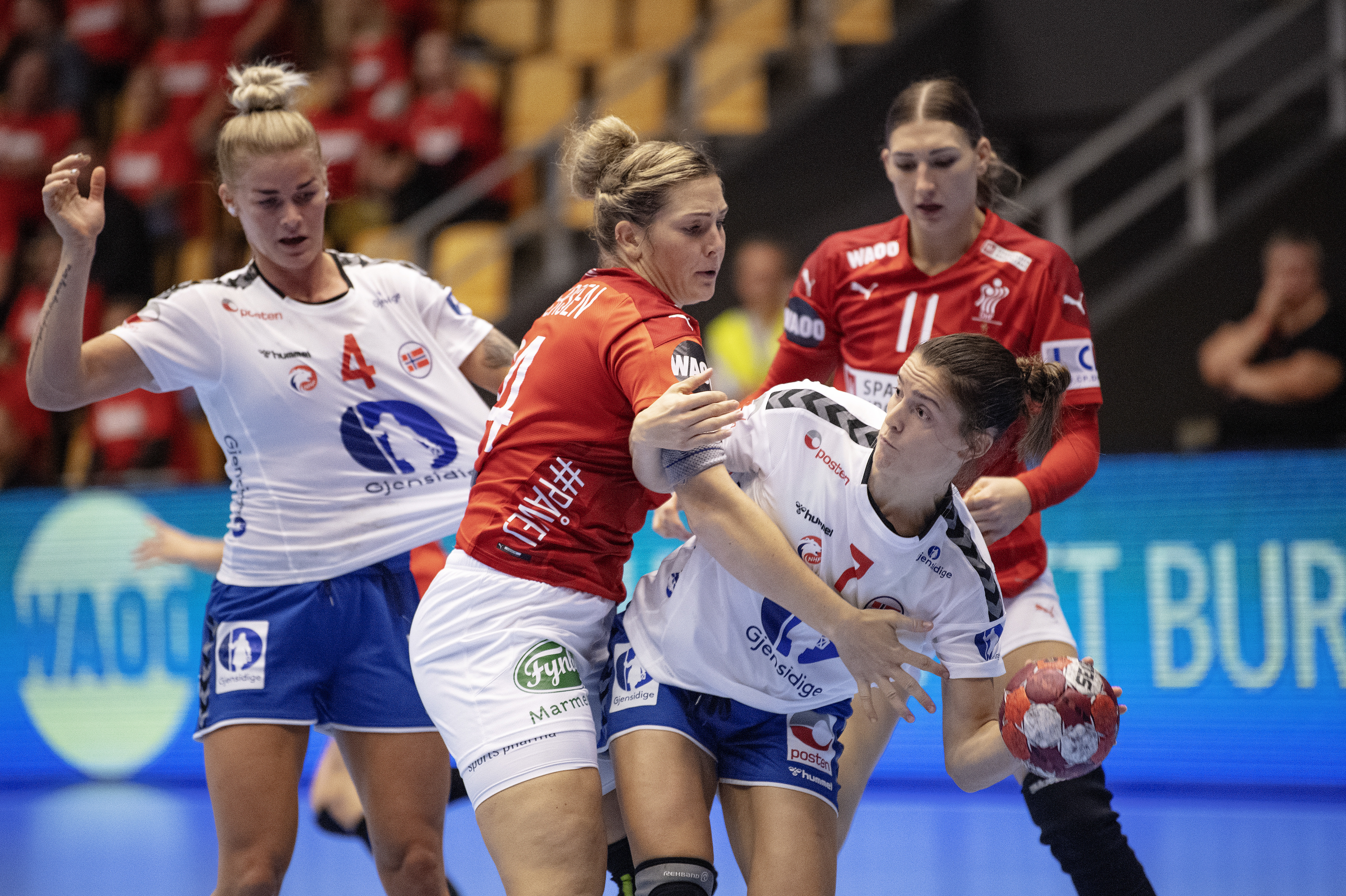 epa08713543 Norway's Stine R. Skogrand (R) in action during the women's Golden League handball between Denmark and Norway, in Horsens, Denmark, 01 October 2020.  EPA-EFE/BO AMSTRUP  DENMARK OUT