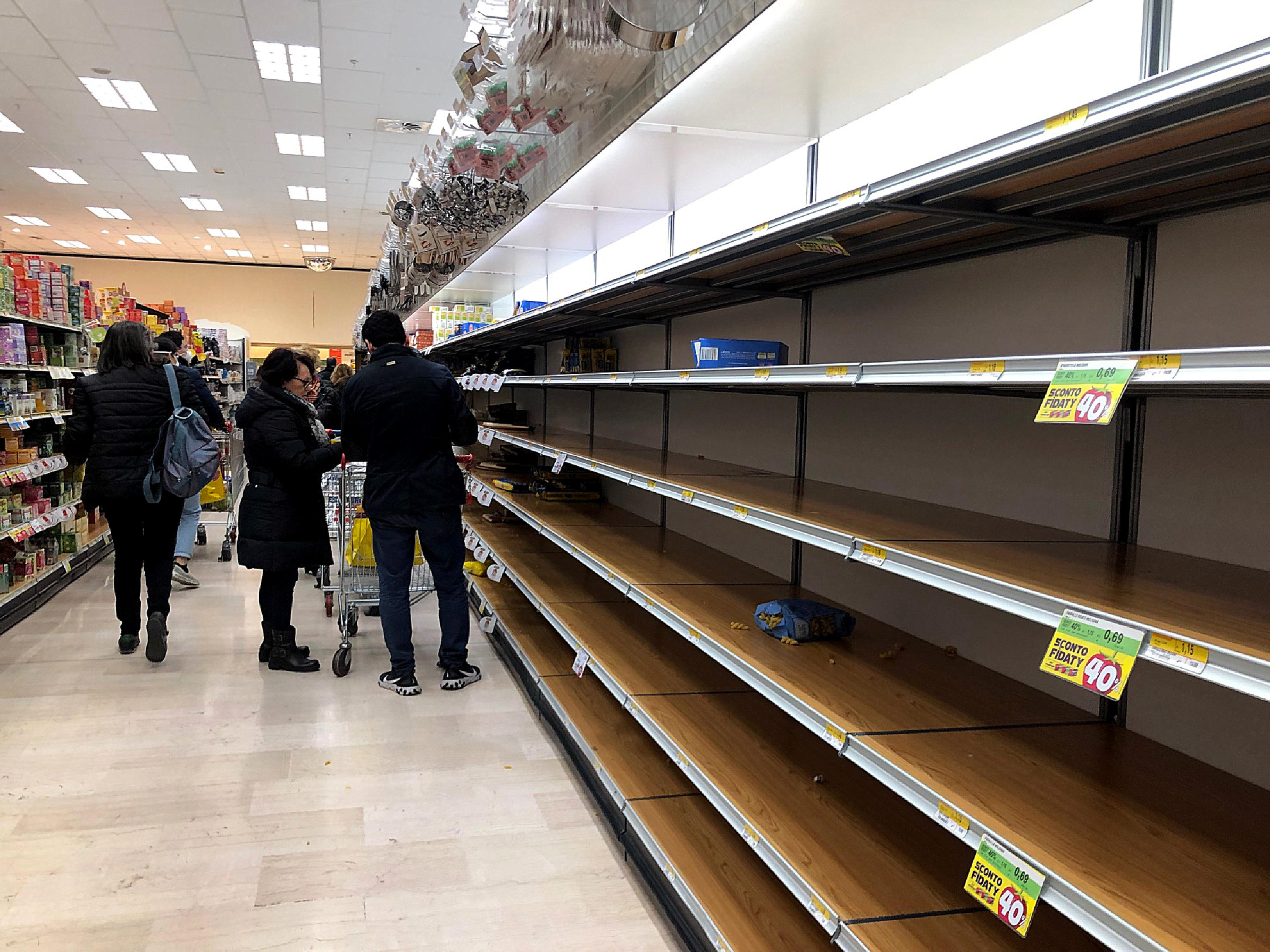 Milano, 23.02.2020. Prazni rafovi, prazan raf, nestašica hrane, prodavnica, supermarket, koronavirus, coronavirus Foto: EPA-EFE/GIULIA COSTETTI
