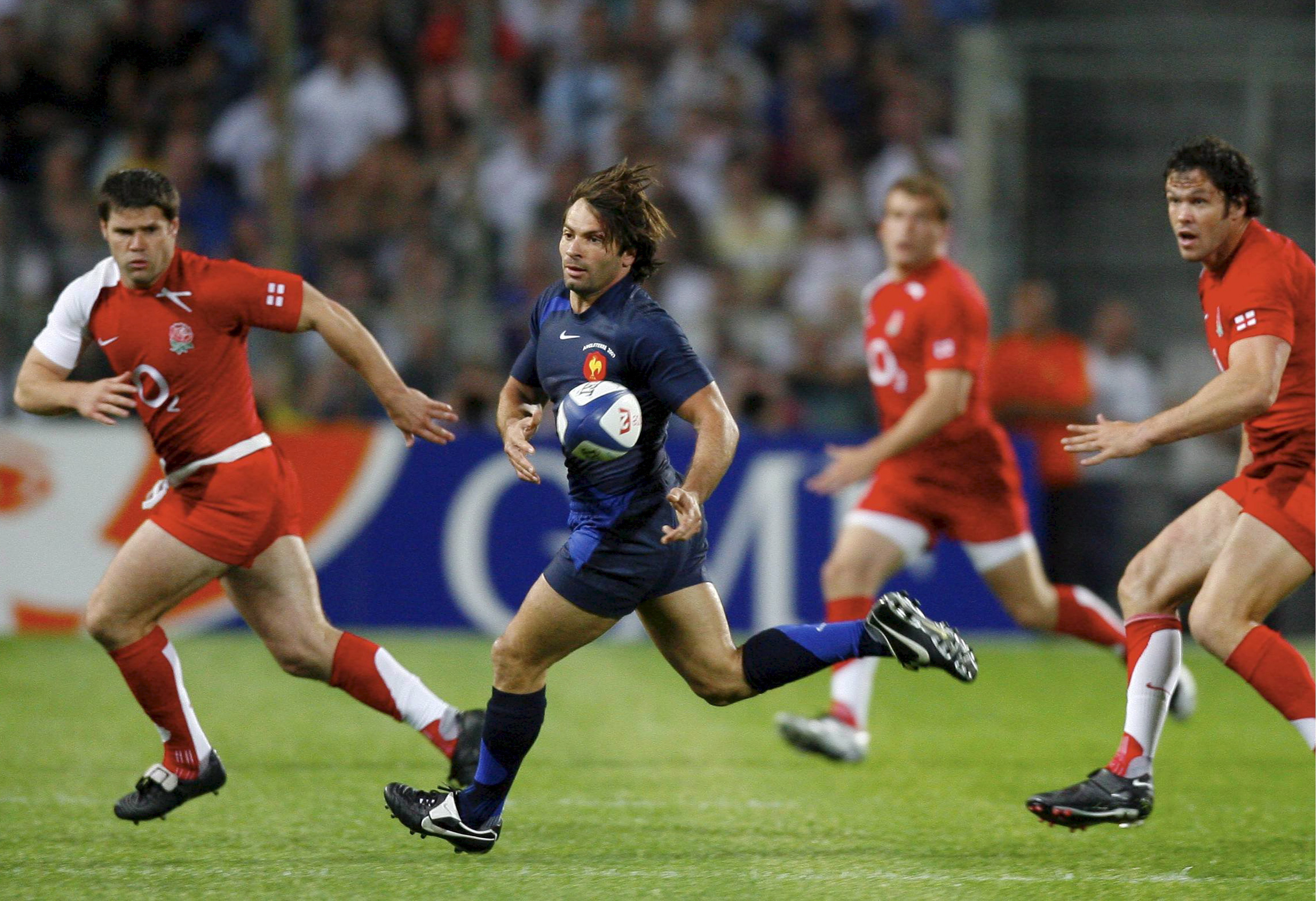 epa01094279 France's Christophe Dominici passes the ball during the friendly match previous to the 2007 Rugby World Cup played between France and England in Marseille, Southern France, 18 August 2007.  EPA/MAXPPP / FELIX GOLESI FRANCE OUT --- BELGIUM OUT