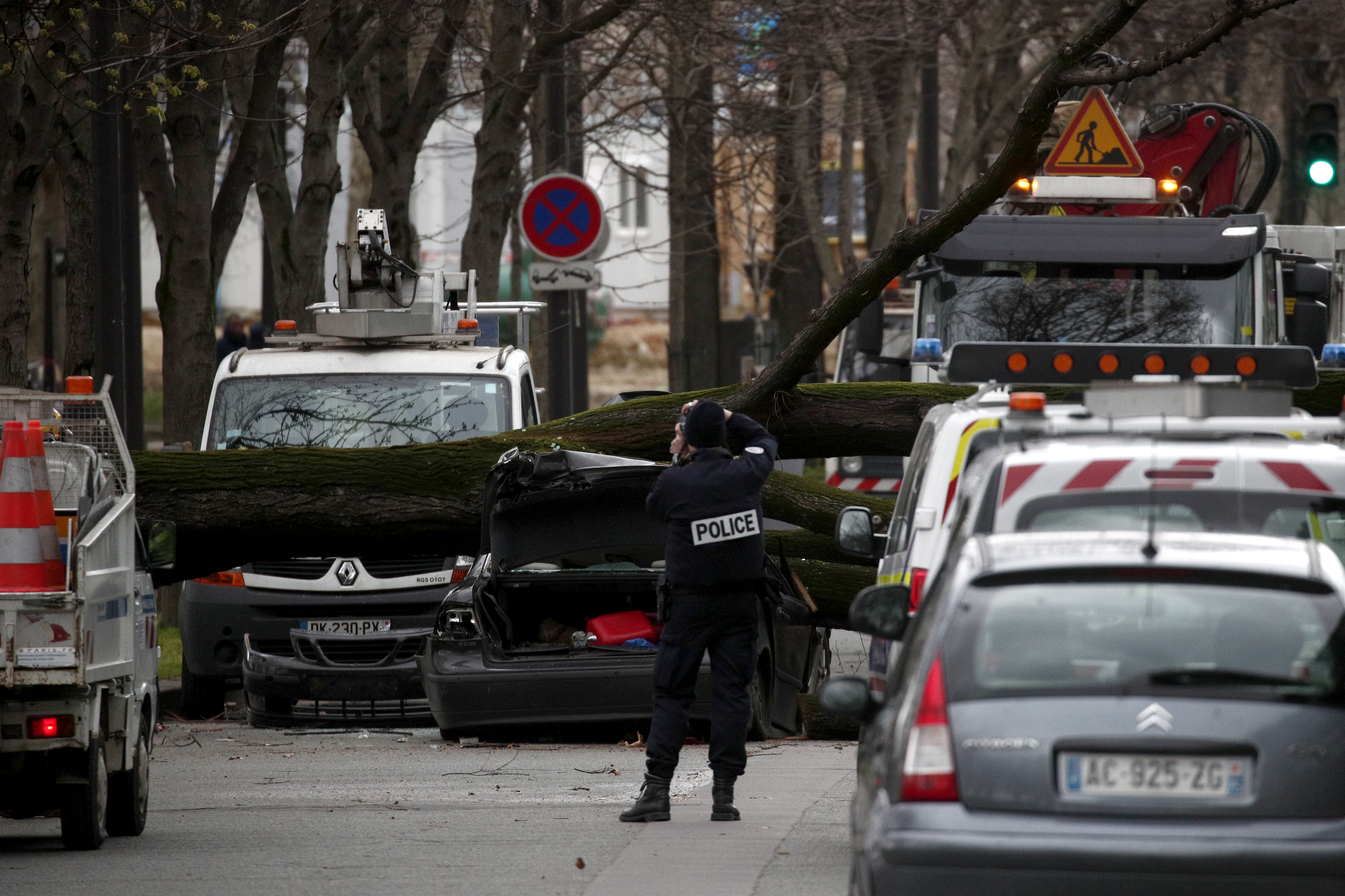 Pariz 27.02.2020. Nevreme, jak vetar, jaki vetrovi, oboreno drvo, drvo palo na automobil, vozač nastradao Foto: EPA-EFE/YOAN VALAT