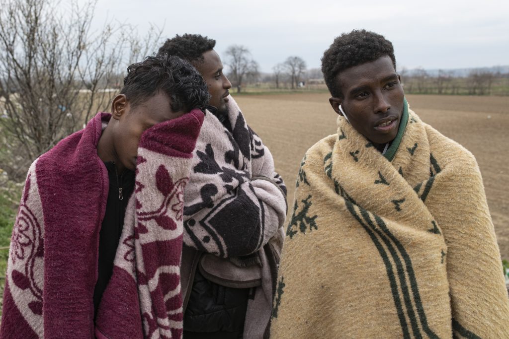 SAMO ZA OVO OBJAVLJIVANJE Migrants stand wrapped in blankets near the Turkey's Pazarkule border crossing with Greece's Kastanies, near Edirne, Turkey March 5, 2020. REUTERS/Marko Djurica