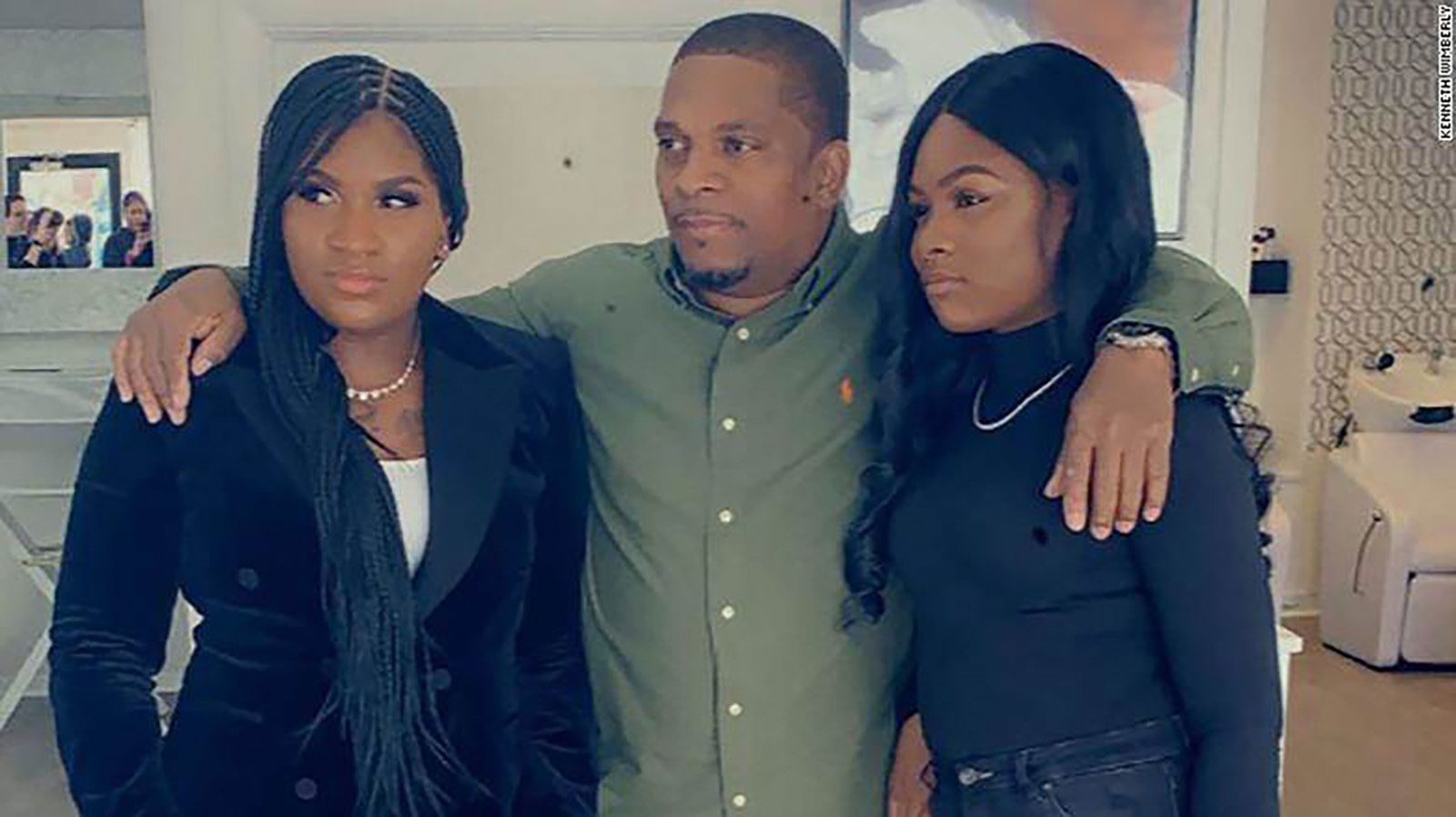 Sestre Latoya Wimberly (lijevo) i Ashley Thomas sa ocem, Kennethom Wimberlyjem.