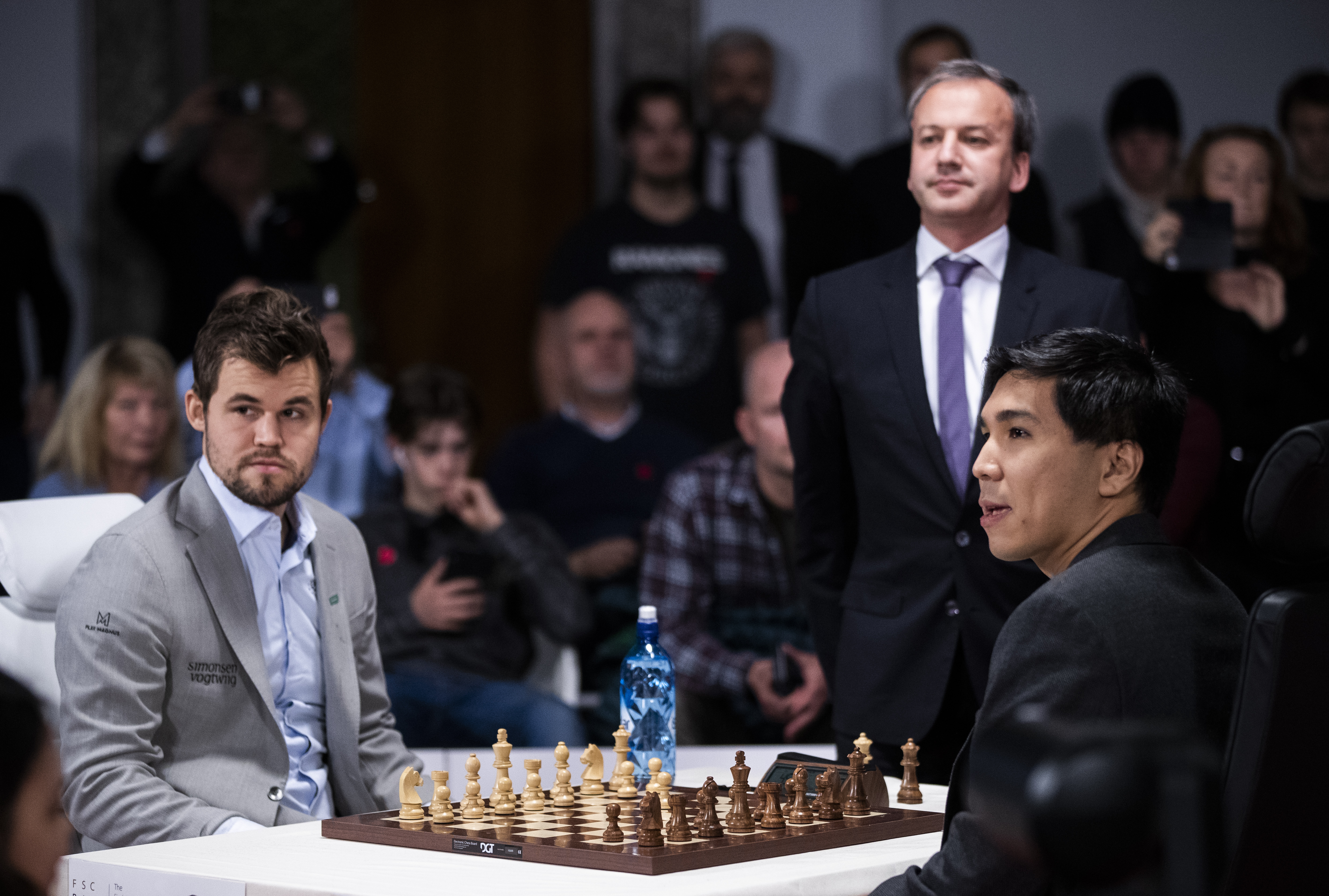 epa07962983 Magnus Carlsen (L) and Wesley So meet in the first final of FIDE World Fischer Random Chess Championship 2019, in Barum, Norway, 31 October 2019.  EPA-EFE/Berit Roald  NORWAY OUT