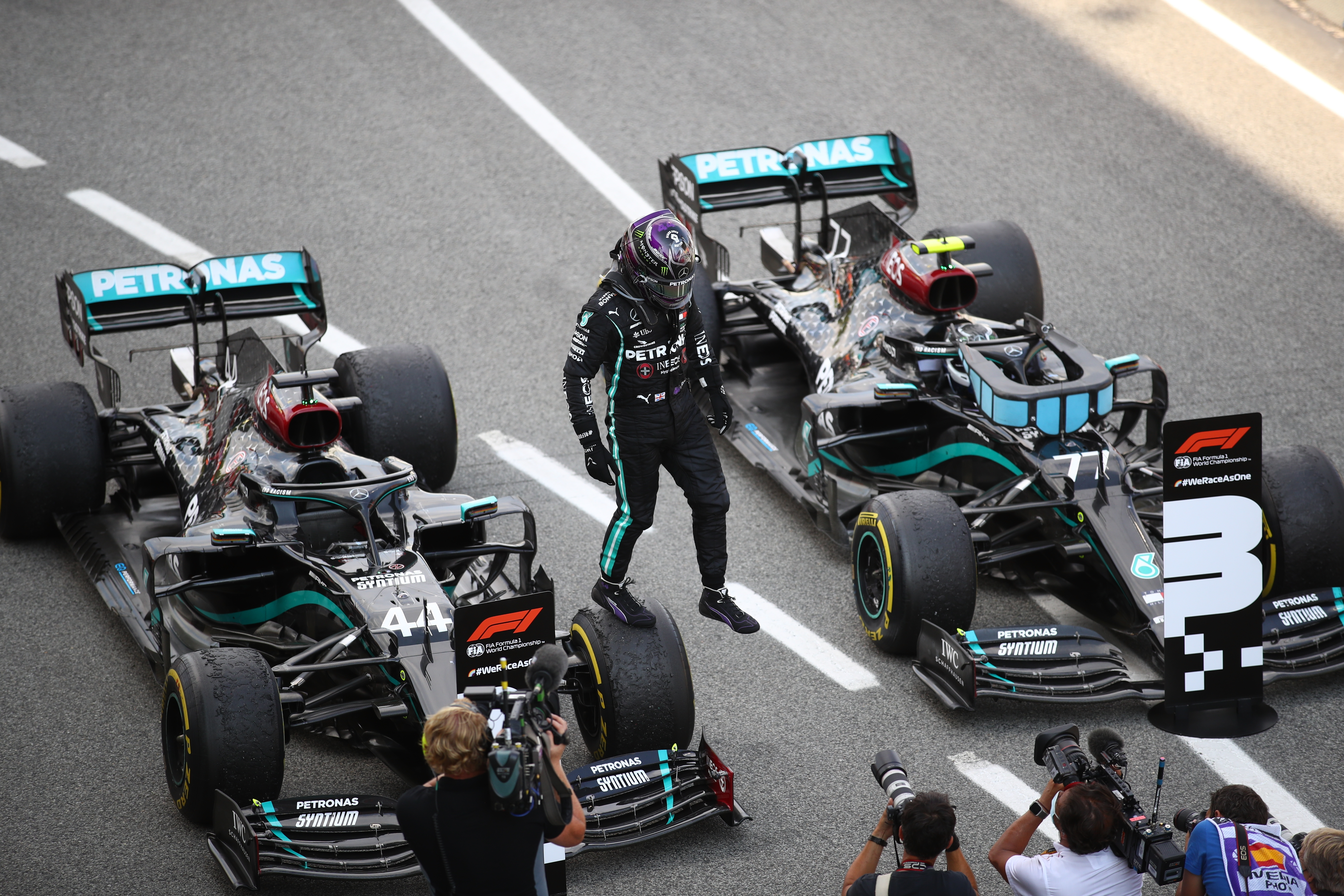 epa08607514 British Formula One driver Lewis Hamilton of Mercedes-AMG Petronas celebrates after the Formula One Grand Prix of Spain at the Circuit de Barcelona-Catalunya in Montmelo, Spain, 16 August 2020.  EPA-EFE/Bryn Lennon/ Pool