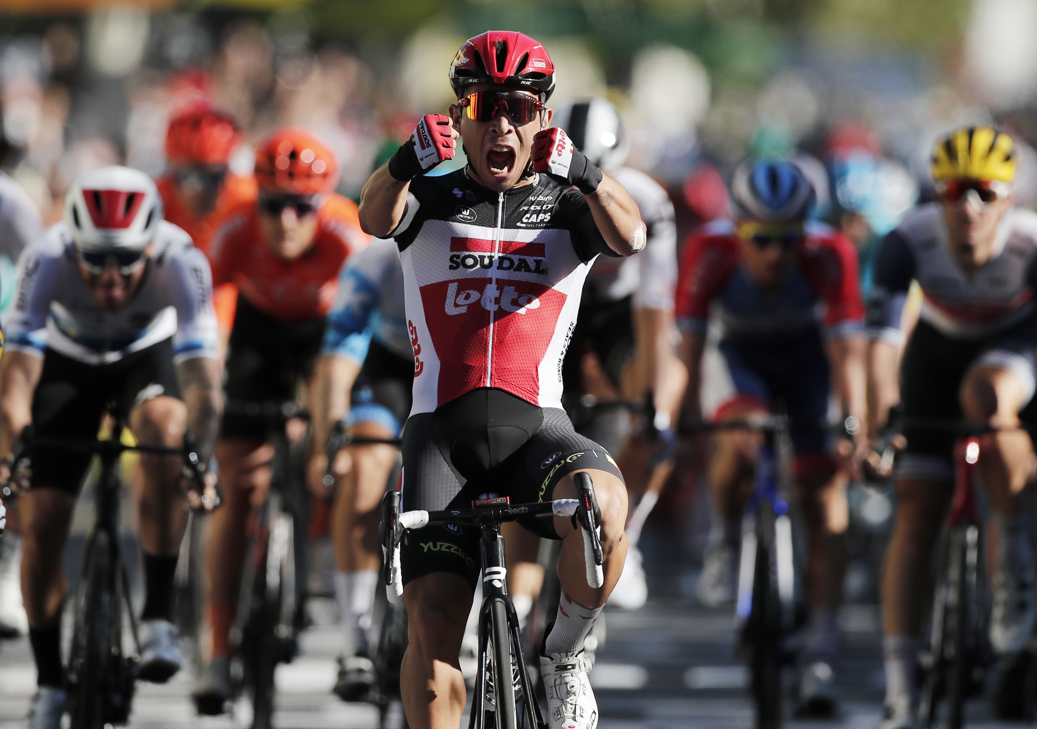 epa08637527 Australian rider Caleb Ewan of Lotto Soudal team celebrates winning the third stage of the Tour de France over 198km from Nice to Sisteron, southern France, 31 August 2020.  Foto: EPA-EFE/Benoit Tessier / Pool
