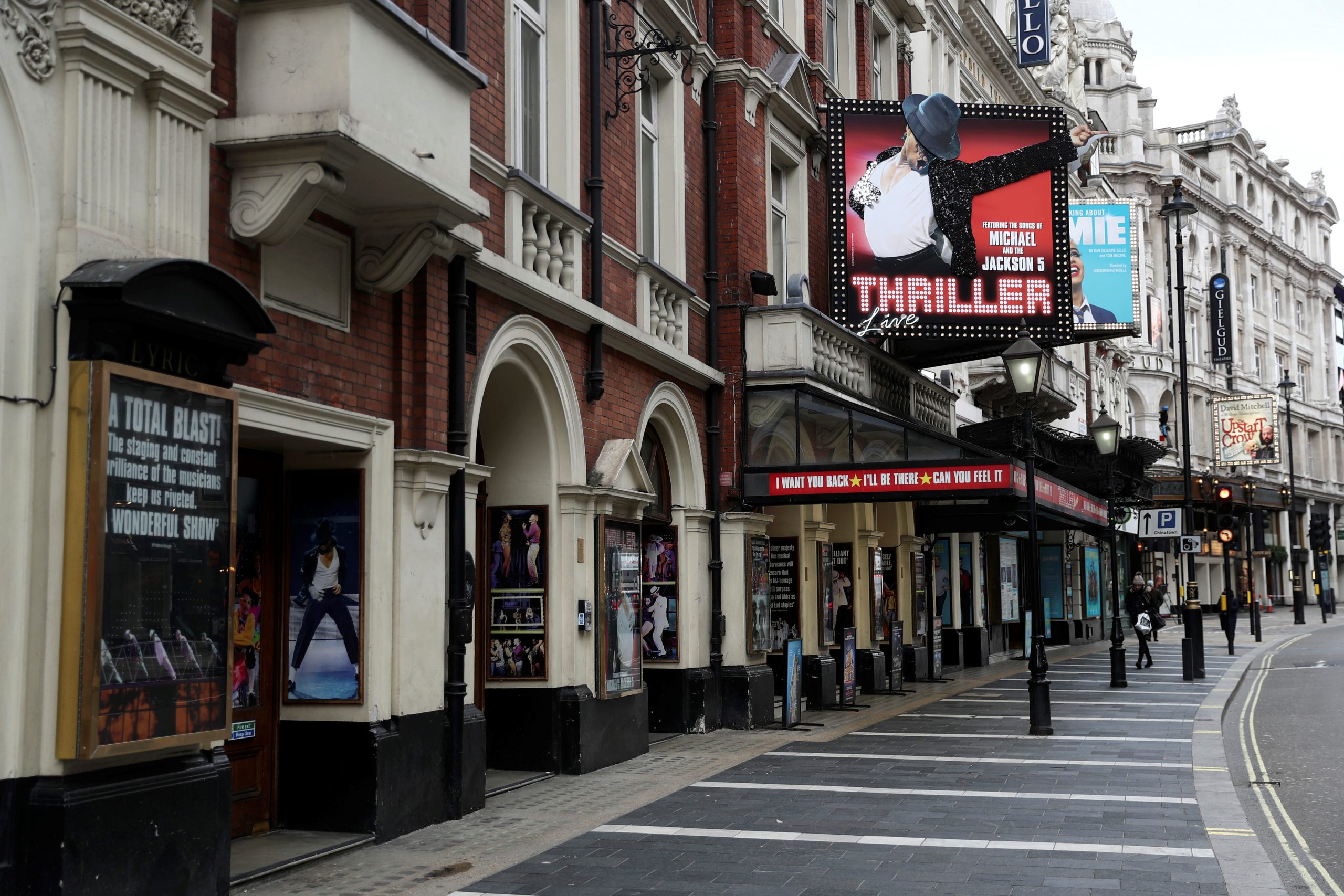 Prazna evropa, korona, london West-end theatres stand on a sparsley populated street in London, Britain March 13, 2020. REUTERS/Simon Dawson - RC21JF9LY3G0