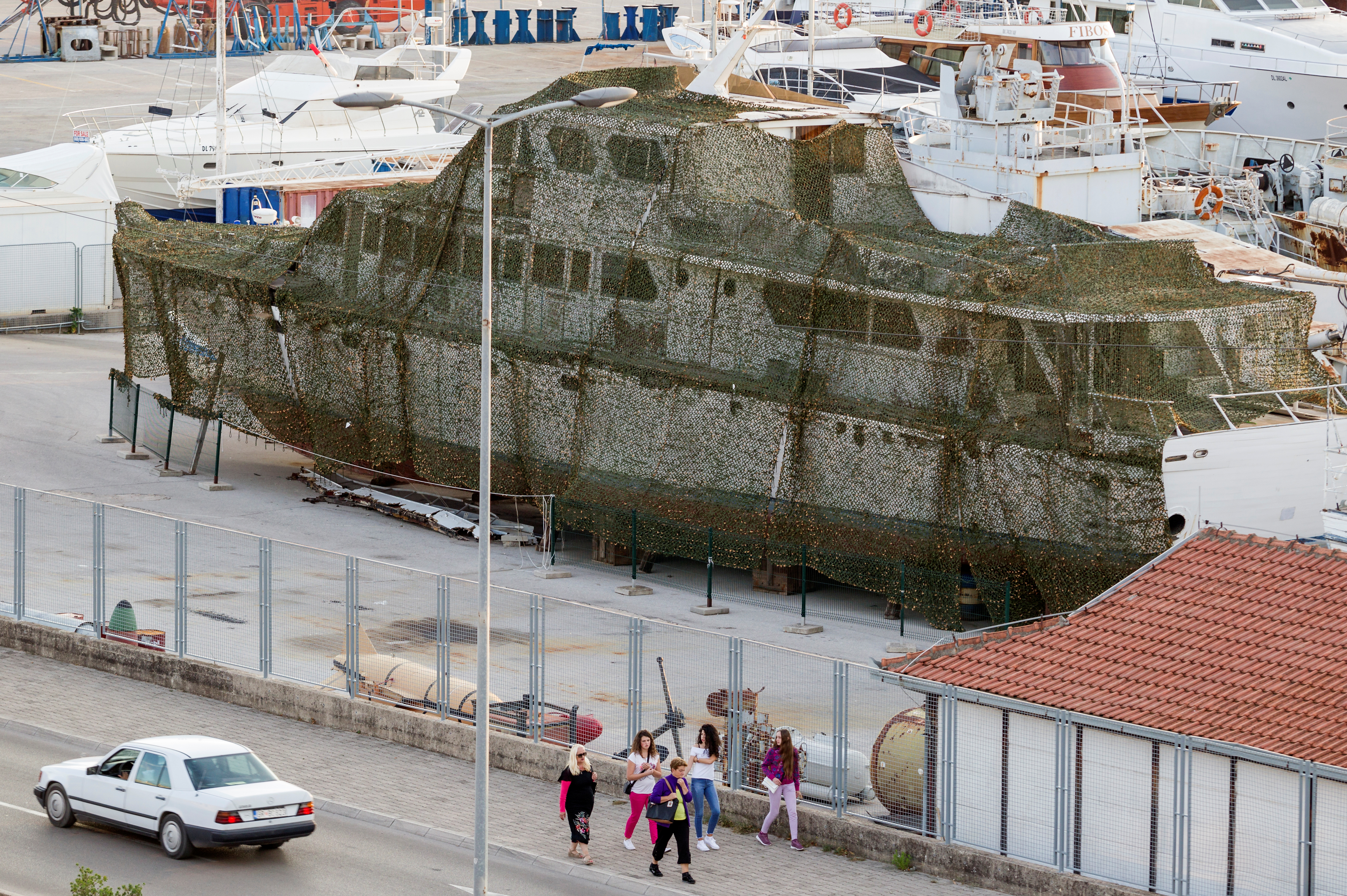 Titova jahta Jadranka
Late Yugoslavia's President Josip Broz Tito's yacht Jadranka, covered with camouflage netting, sits in dry dock at Port of Bar, Montenegro, October 1, 2018. Picture taken October 1, 2018. REUTERS/Stevo Vasiljevic - RC181784B510
