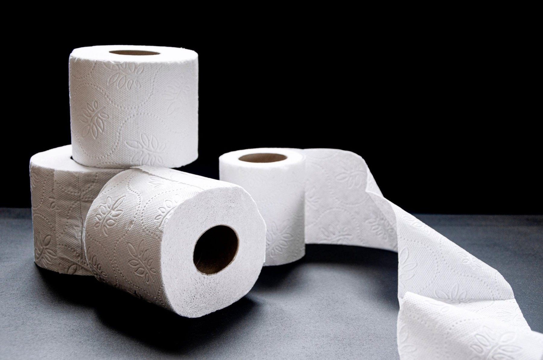 Tolet papir, toalet papir
Rolls of white toilet paper lie on a black background. Close-up, Image: 506436861, License: Royalty-free, Restrictions: , Model Release: no, Credit line: Nataliia Yankovets / Alamy / Alamy / Profimedia