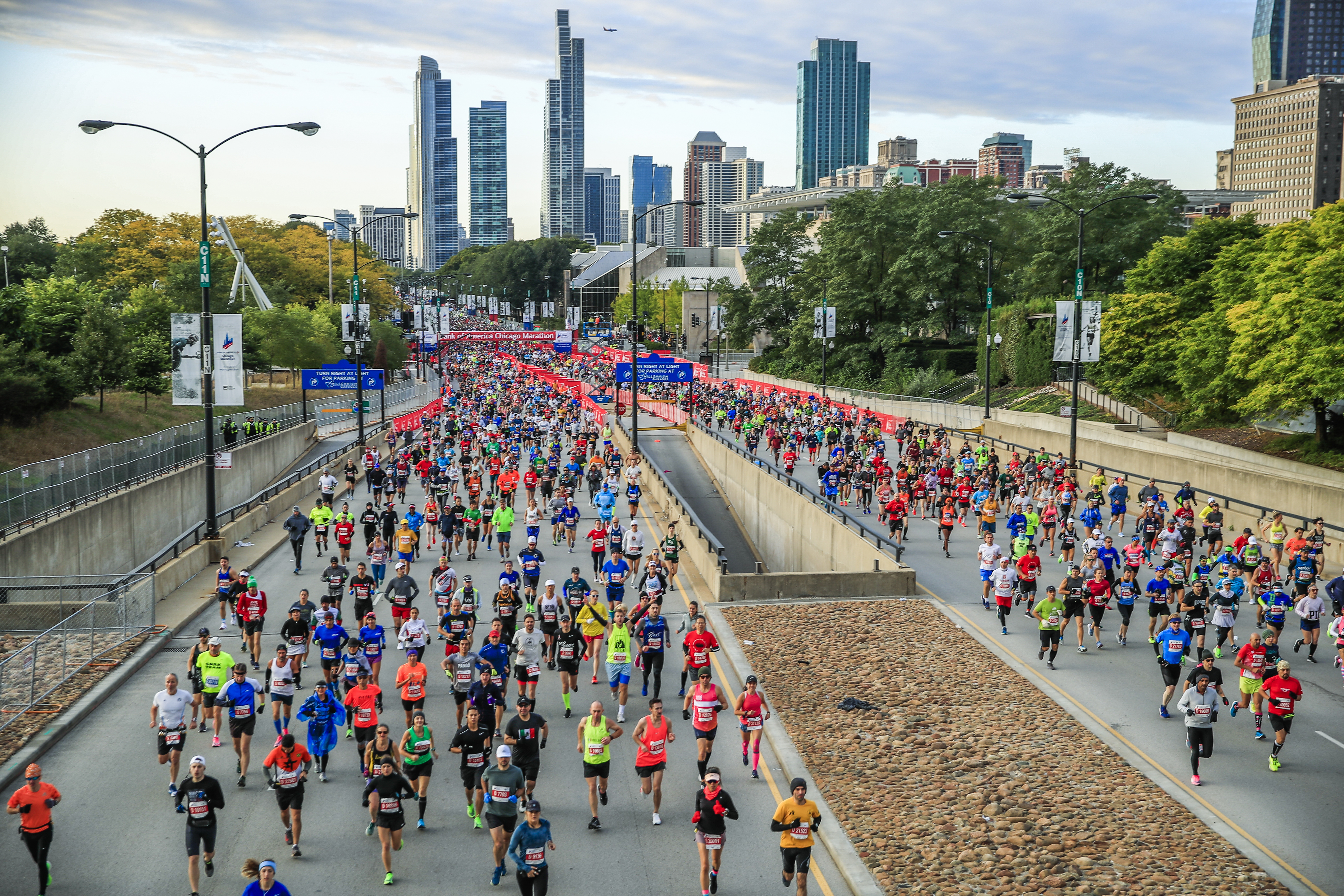 epa07917908 Runners start out running the 2019 Chicago Marathon in Chicago, Illinois, USA, 13 October 2019. The Chicago Marathon, first run in 1977, is one of six World Marathon Majors and allows up to 45,000 runners to participate.  EPA-EFE/TANNEN MAURY