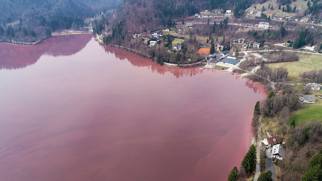 Slovenija, 19.03.2020. jezero Beld u crvenoj boji, crveno jezero Bled, crvena boja Foto: Jani Kolman
