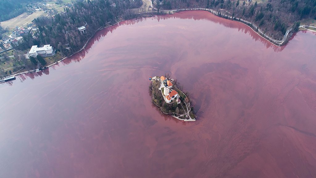 Slovenija, 19.03.2020. jezero Beld u crvenoj boji, crveno jezero Bled, crvena boja Foto: Jani Kolman