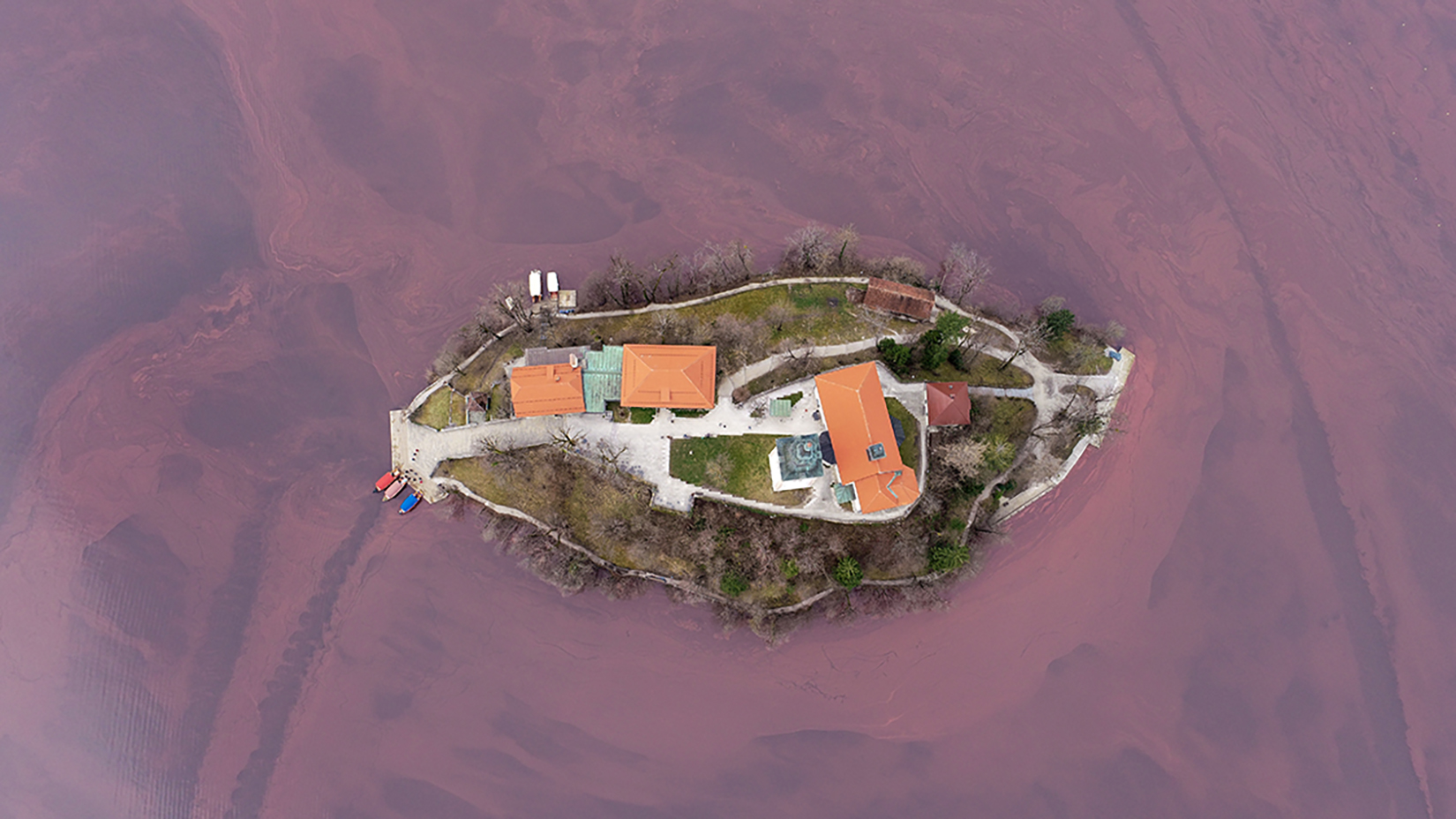 Slovenija, 19.03.2020. jezero Beld u crvenoj boji, crveno jezero Bled, crvena boja Foto: Jani Kolman