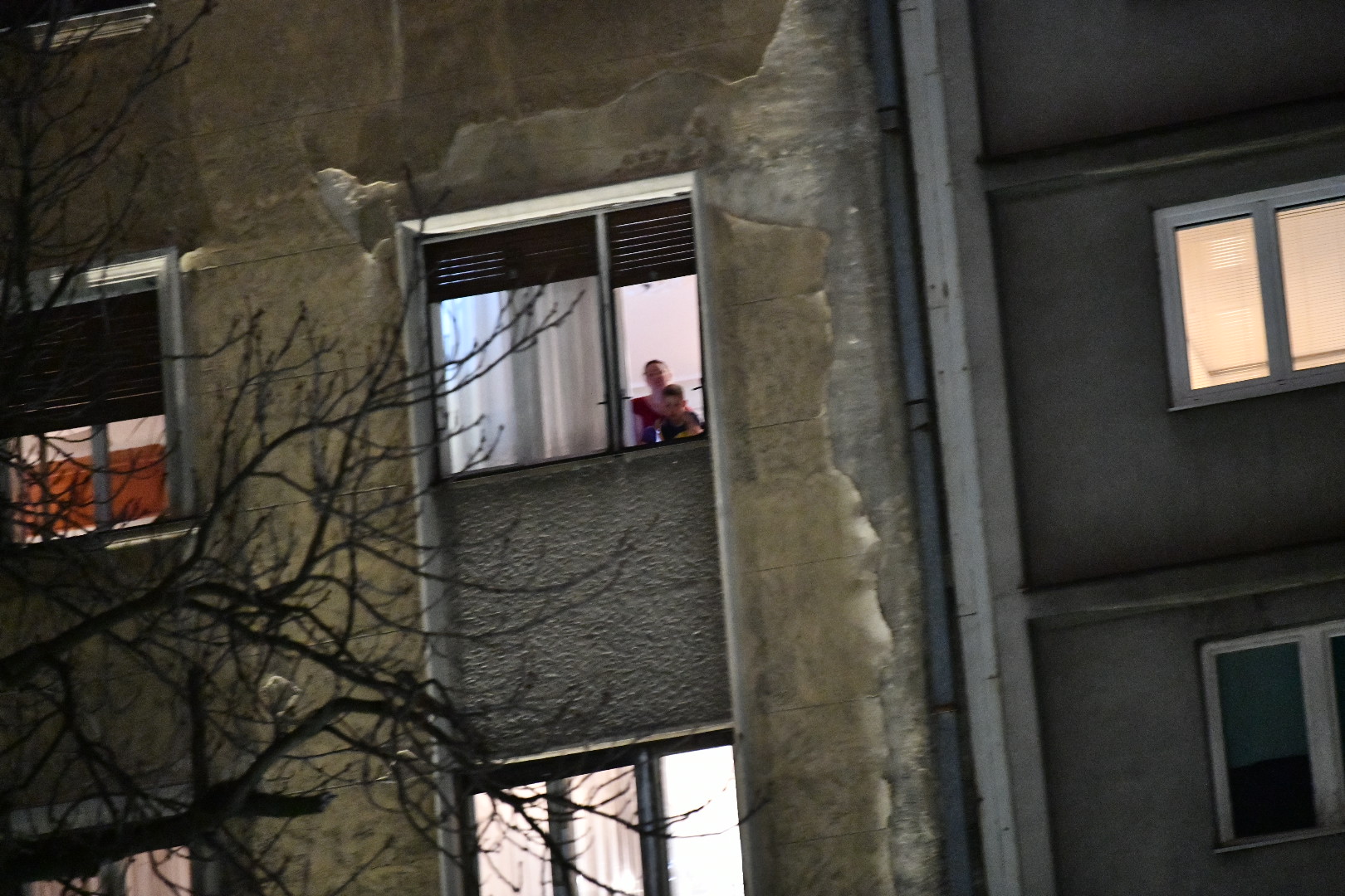 Beograd 19.03.2020. Aplauz, tapšanje, podrška, lekarima, medicinarima, koronavirus, noć, veče, ljudi na prozorima Foto: Vladislav Mitić/Nova.rs