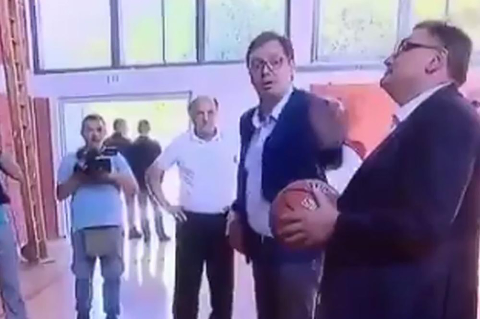 Aleksandar Vucic izbija kosarkasku loptu Zoranu Drobnjaku, Zoran Drobnjak
