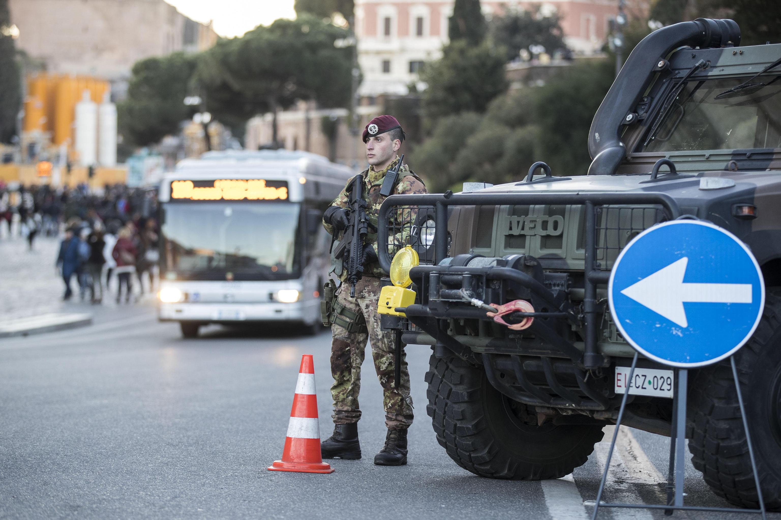epa05691907 Italian soldiers guard in the centre of Rome during the preparations for New Year's Eve, in Rome, Italy, 30 December 2016. The alert level is high with the deployment of security measures for parties and dances.  EPA/MASSIMO PERCOSSI
