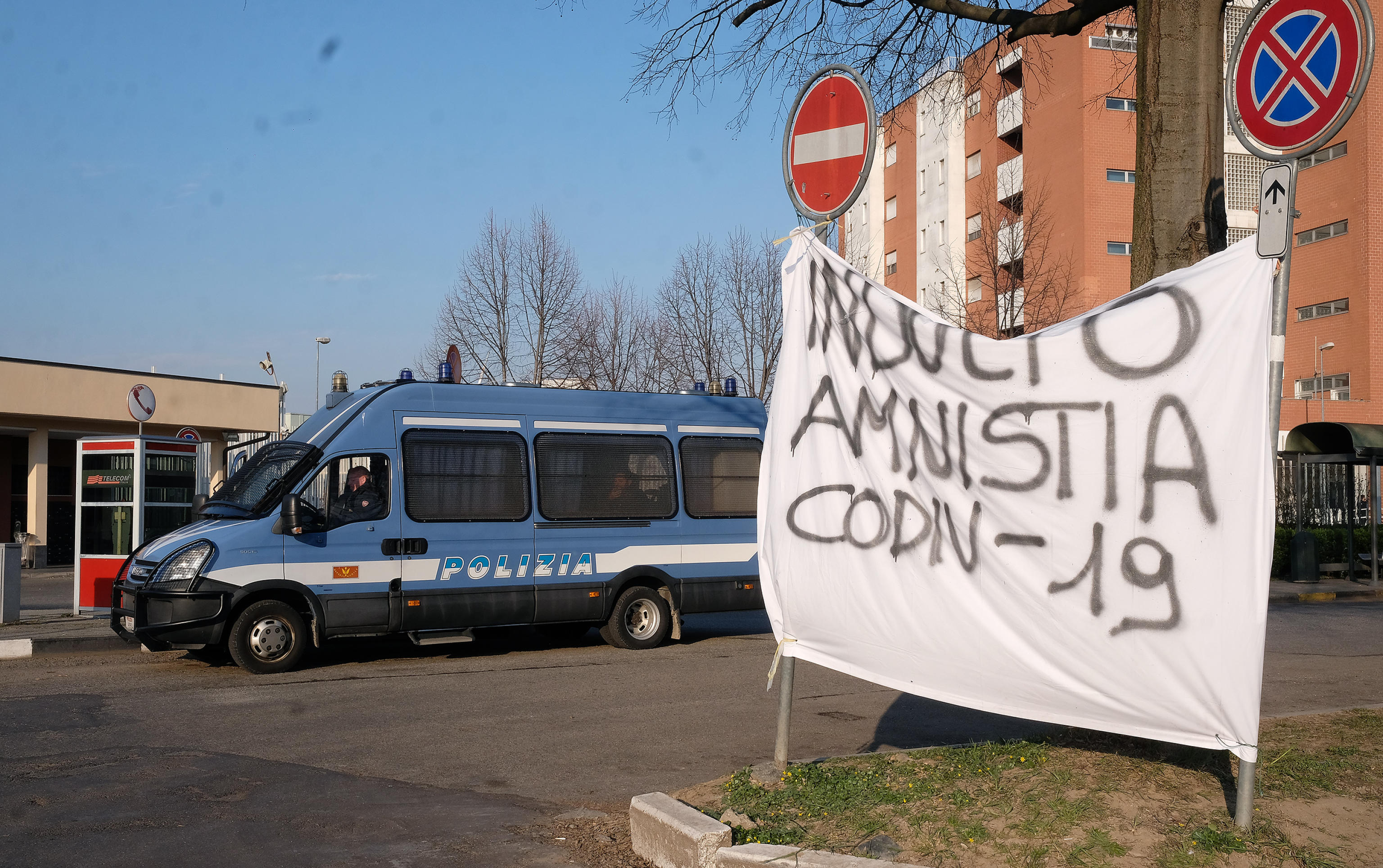 Italija zatvor koronavirus epa08281707 Attempt to riot at Lorusso Cotugno prison after director banned visits from relatives, Turin, 09 March 2020.  EPA-EFE/Alessandro Di Marco