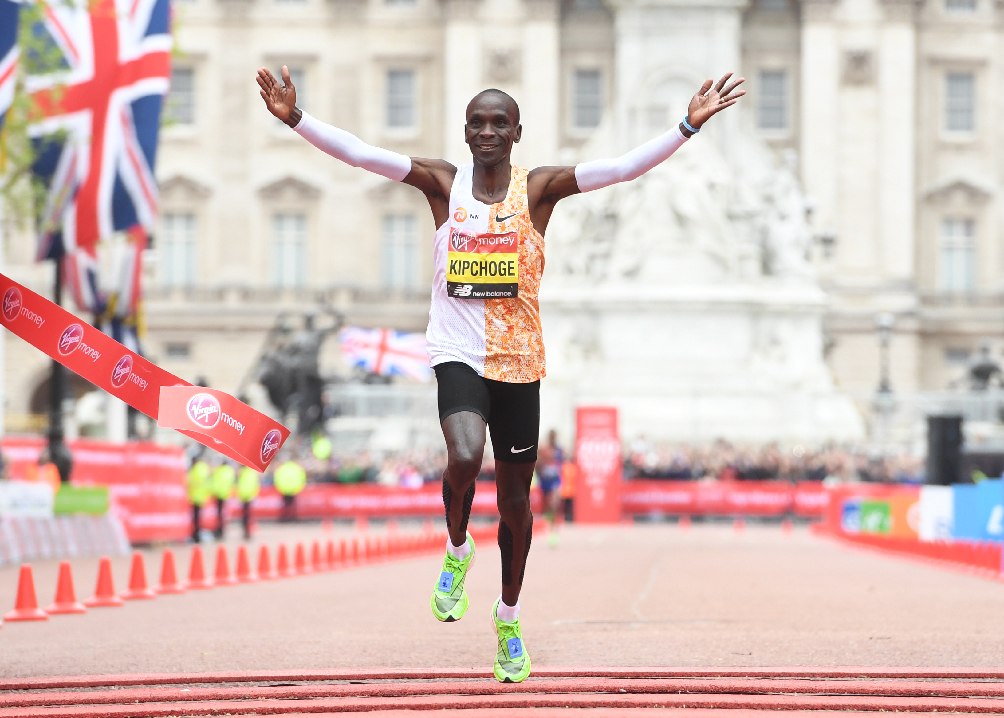 epa07534184 Kenya's Eliud Kipchoge reacts after winning the elite men's race  during the 2019 Virgin Money London Marathon in London, Britain, 28 April 2019.  EPA-EFE/FACUNDO ARRIZABALAGA