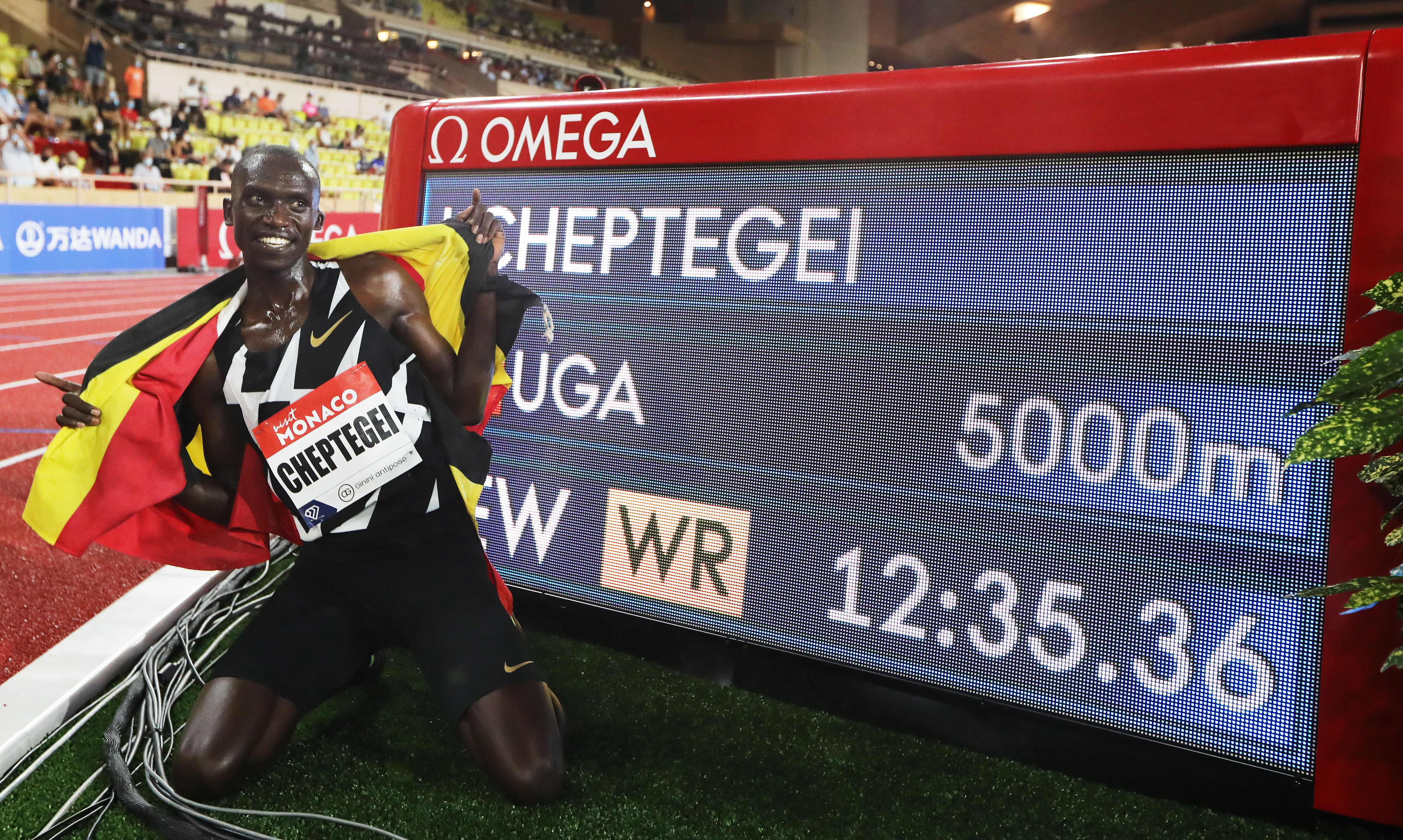 epa08604232 Joshua Cheptegei of Uganda celebrates after winning the Men's 5000m clocking a new World Record during the World Athletics Diamond League meeting in Monaco, 14 August 2020.  EPA-EFE/Valery Hache / POOL