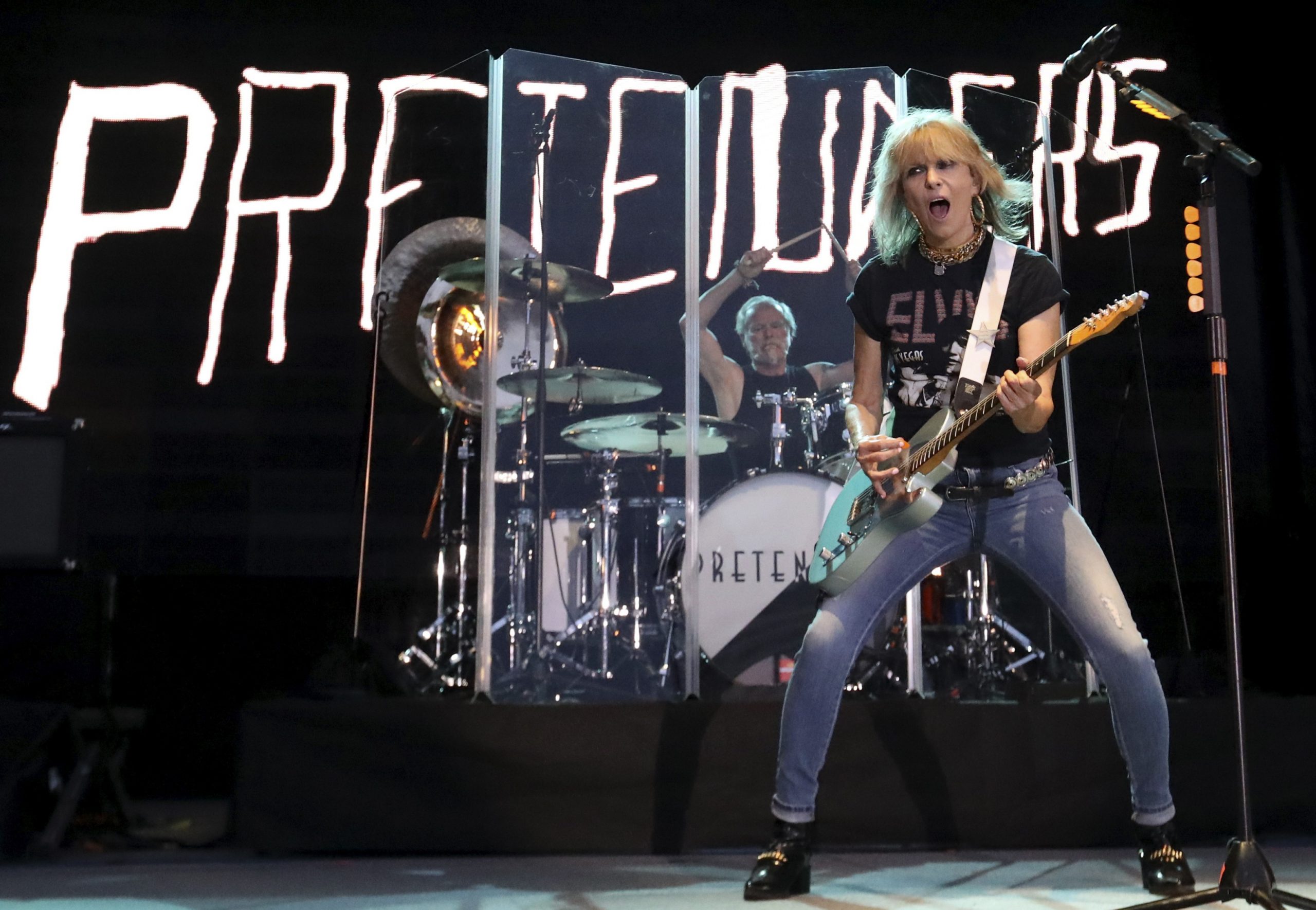 epa06102562 US singer and guitarist Chrissie Hynde (R) of British band The Pretenders performs during the San Sebastian Jazz Festival, in San Sebastian, Spain, 21 July 2017. The 52nd Jazzaldia runs from 20 to 25 July.  EPA/Juan Herrero