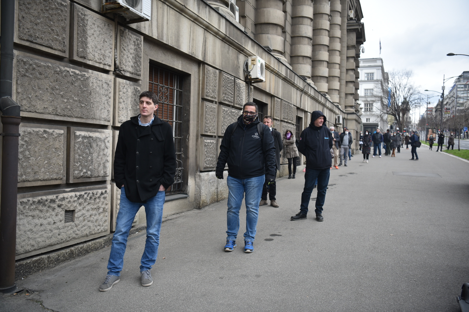 Beograd, 22.03.2020. Ispred Vlade Srbije, red za novinarske akreditacije, novinari, maske, distanca, razmak, red Foto: Nemanja Jovanović/Nova.rs