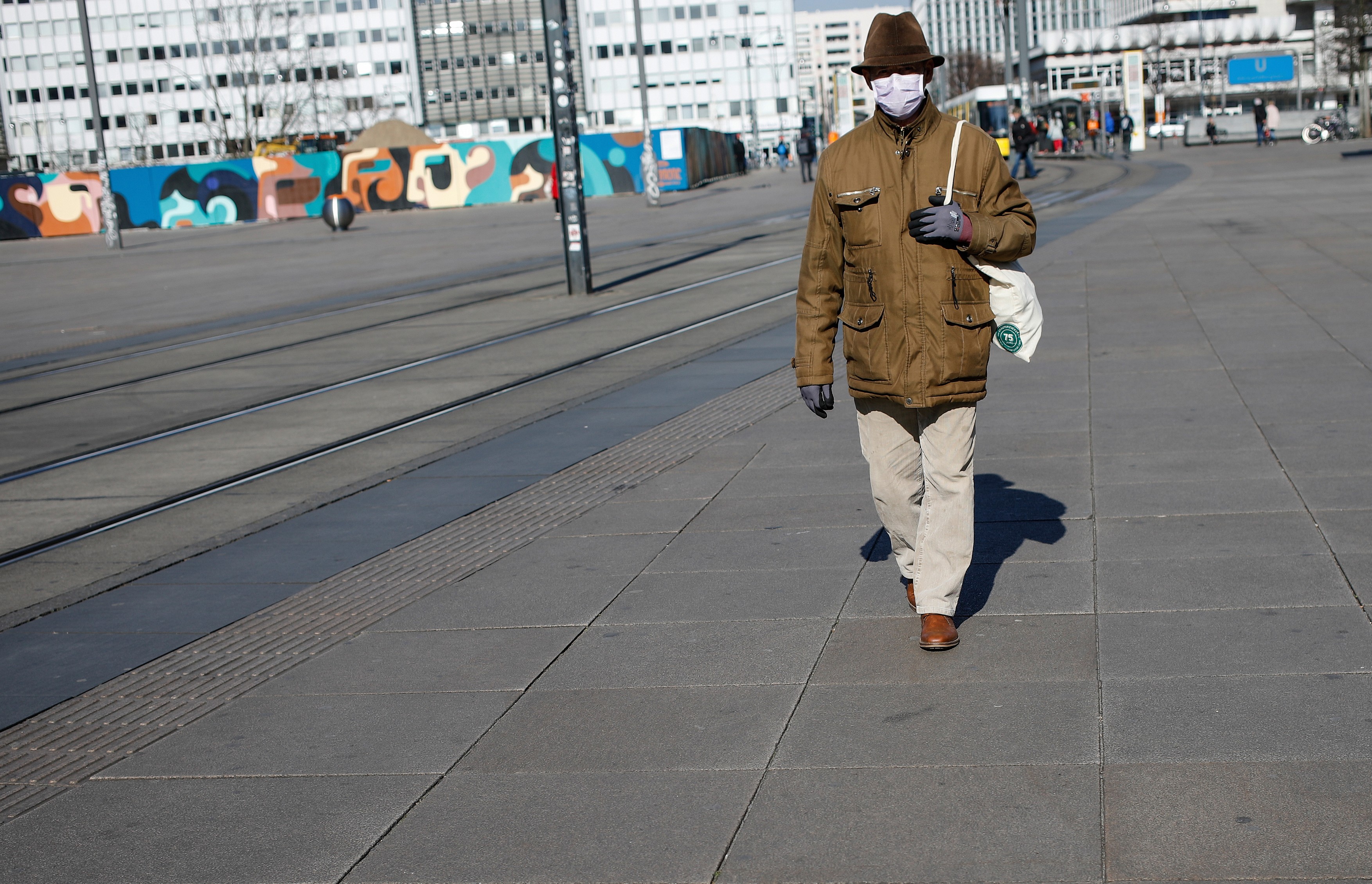 A man wears a face mask at Berlin's Alexanderplatz on March 25, 2020, amidst the new coronavirus COVID-19 pandemic., Image: 509522719, License: Rights-managed, Restrictions: , Model Release: no, Credit line: David GANNON / AFP / Profimedia