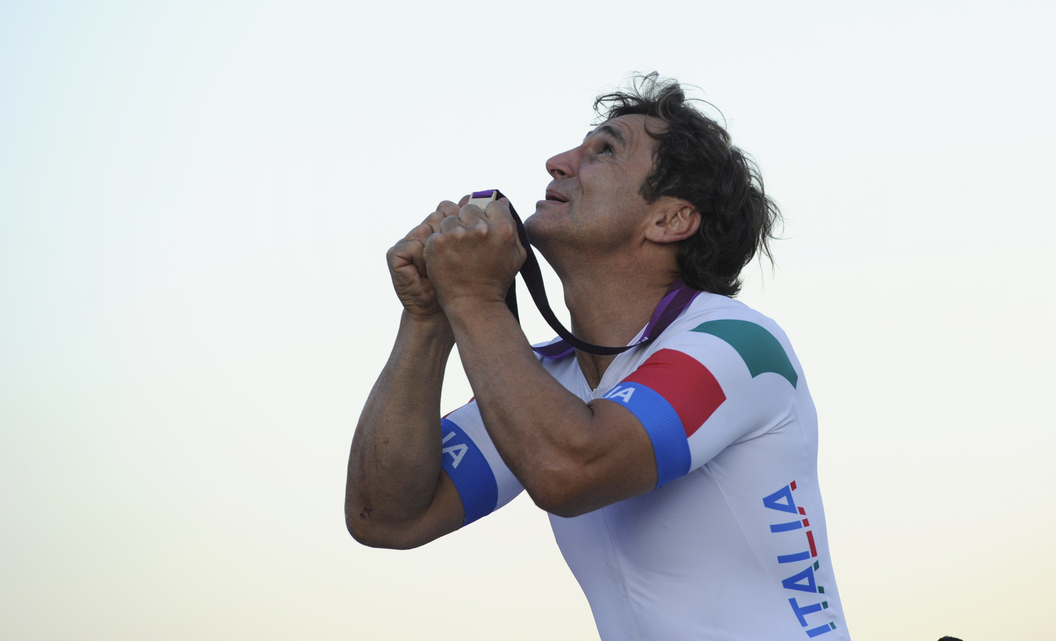 epa03388663 Italy's Alessandro Zanardi celebrates with his gold medal after winning the Mens Individual H4 road race final at Brands Hatch during the London 2012 Paralympic Games in London, Britain, 07 September 2012.  EPA/FACUNDO ARRIZABALAGA