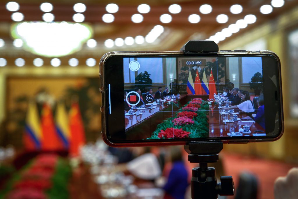 Kina cenzura epa07749750 A journalist uses a smartphone to film a bilateral meeting between Colombia's President Ivan Duque and Chinese President Xi Jinping, at the Great Hall of the People in Beijing, China, 31 July 2019.  EPA-EFE/ANDY WONG / POOL