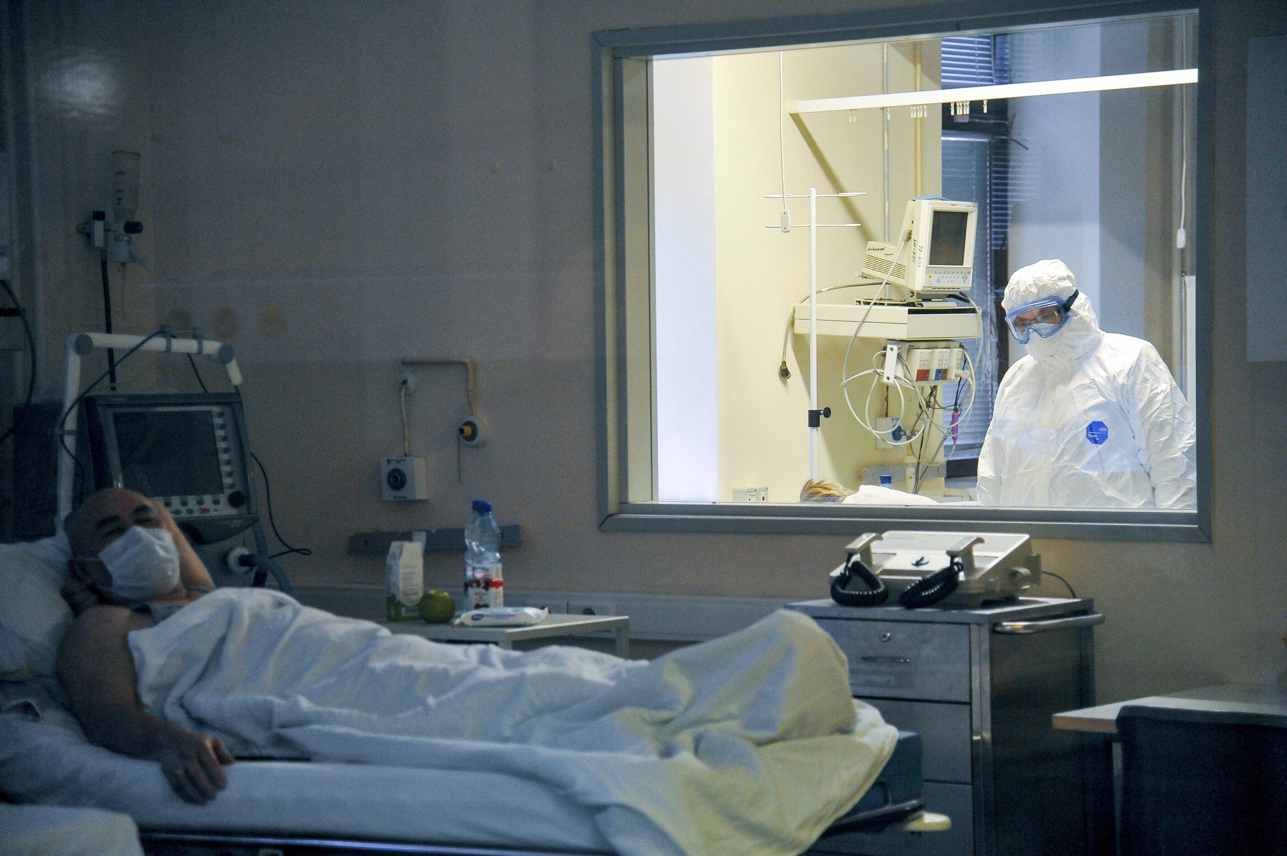 Virus Outbreak Russia bolnica doktor korona aspirator