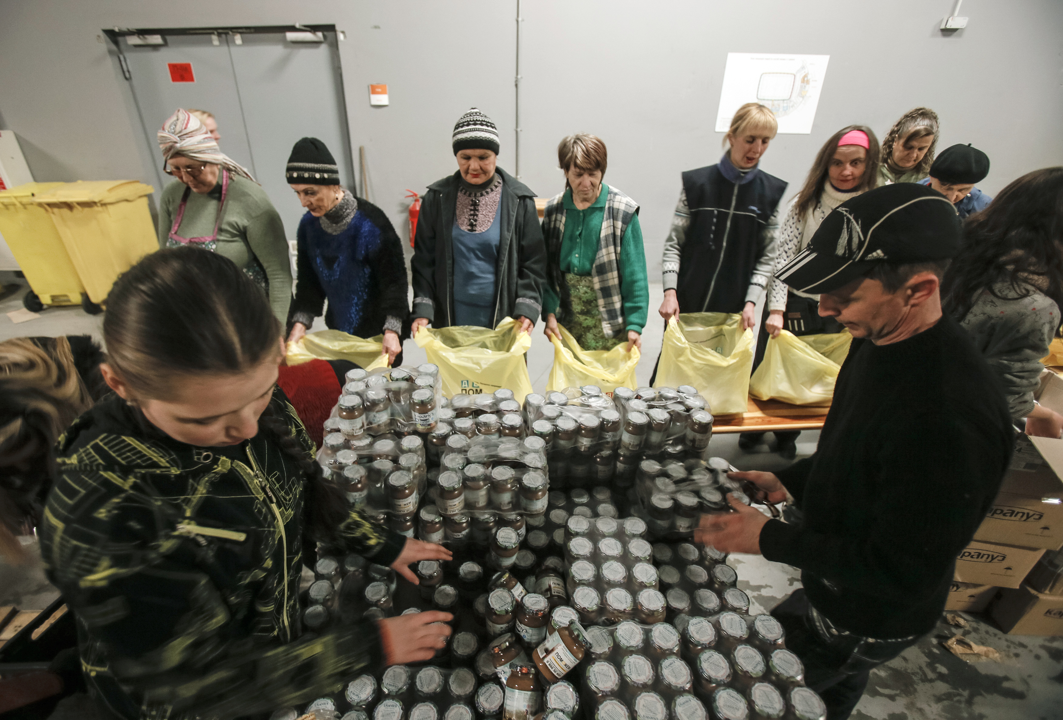 Workers from Rinat Akhmetov's Foundation sort humanitarian aid for distribution at Donbass Arena stadium in Donetsk February 3, 2015. REUTERS/Maxim Shemetov (UKRAINE - Tags: CIVIL UNREST POLITICS FOOD SOCIETY CONFLICT) - GM1EB231P4Z01