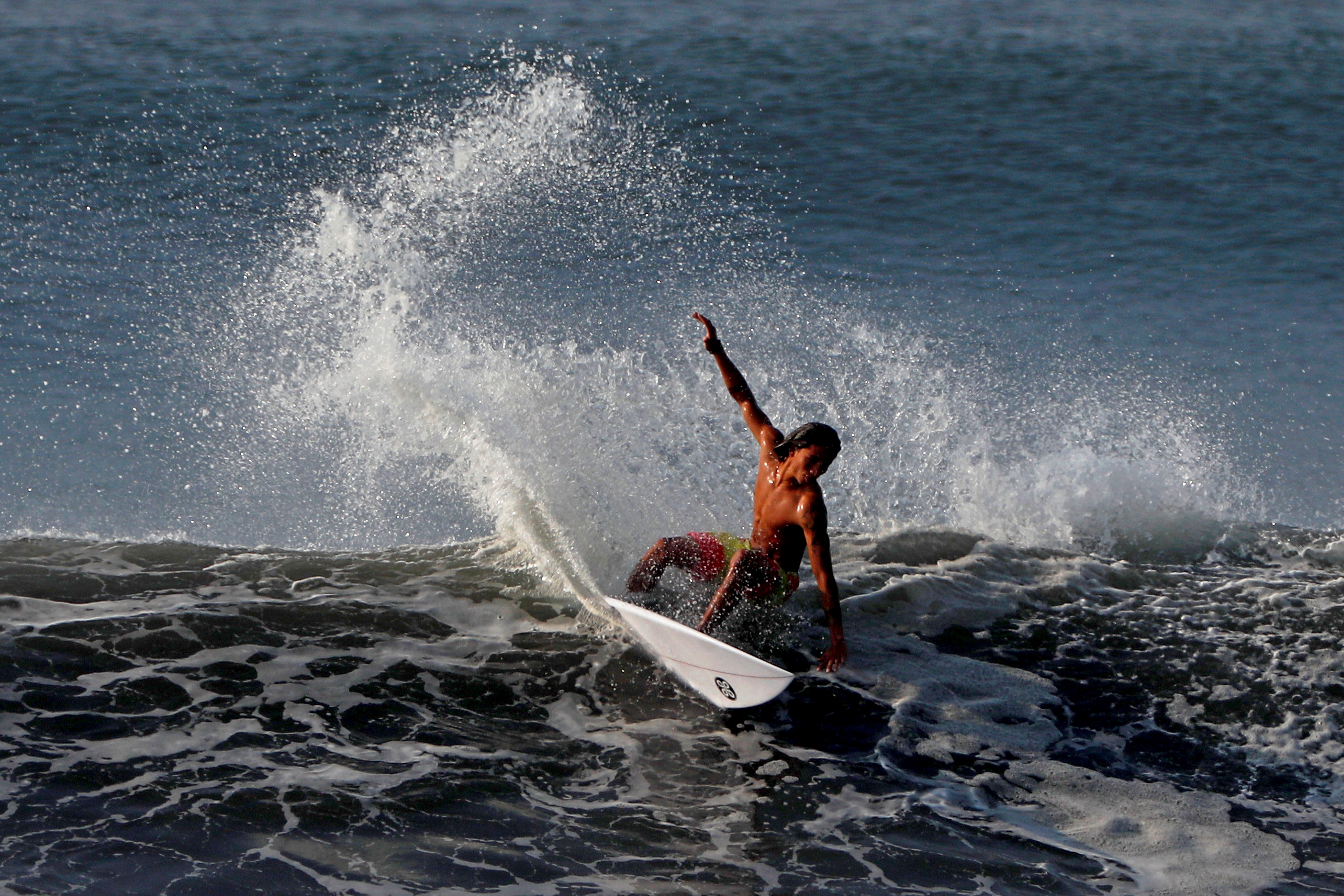 Surf, Foto: EPA-EFE/ESTEBAN BIBA