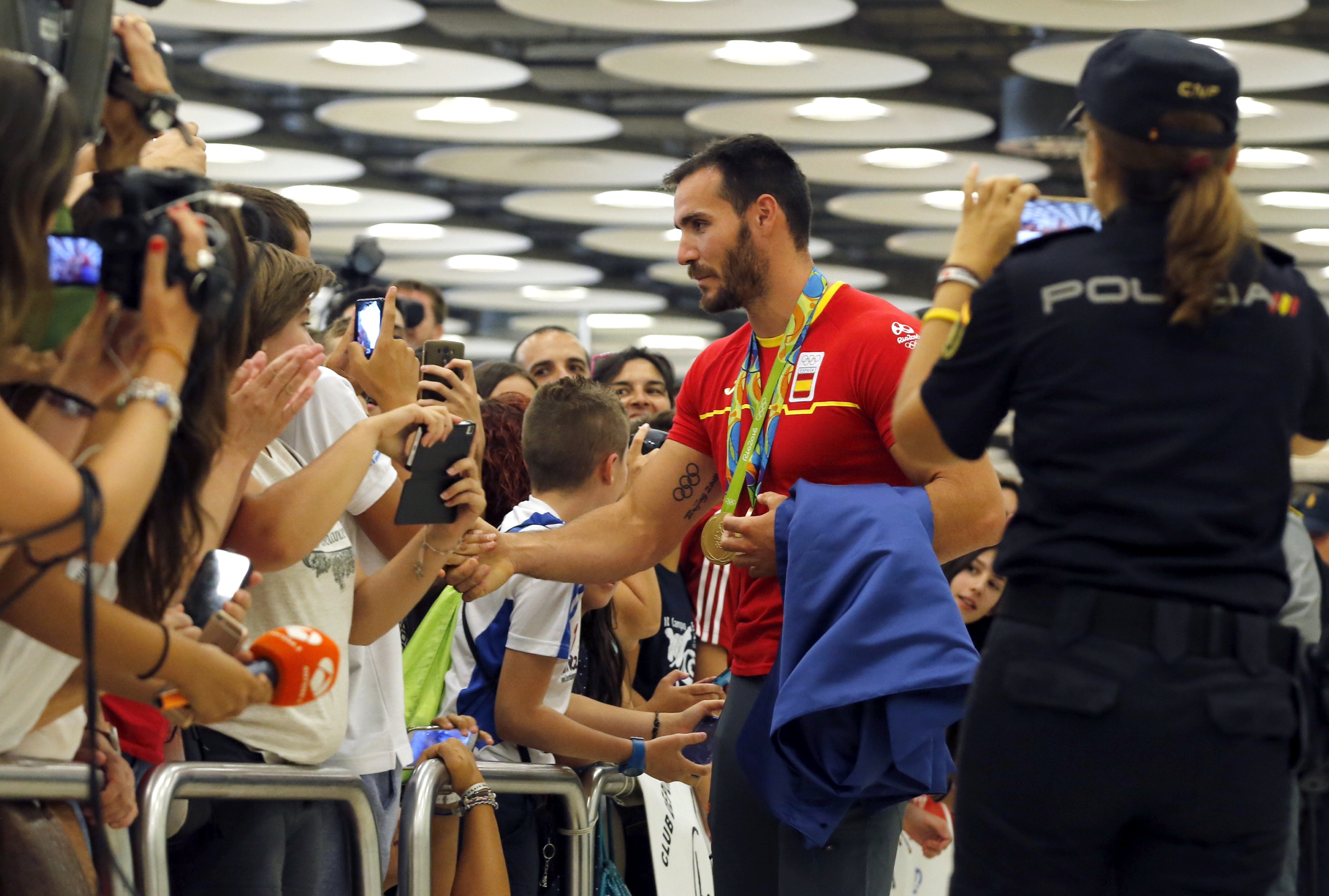 Spanish Olympic team returns to Madrid