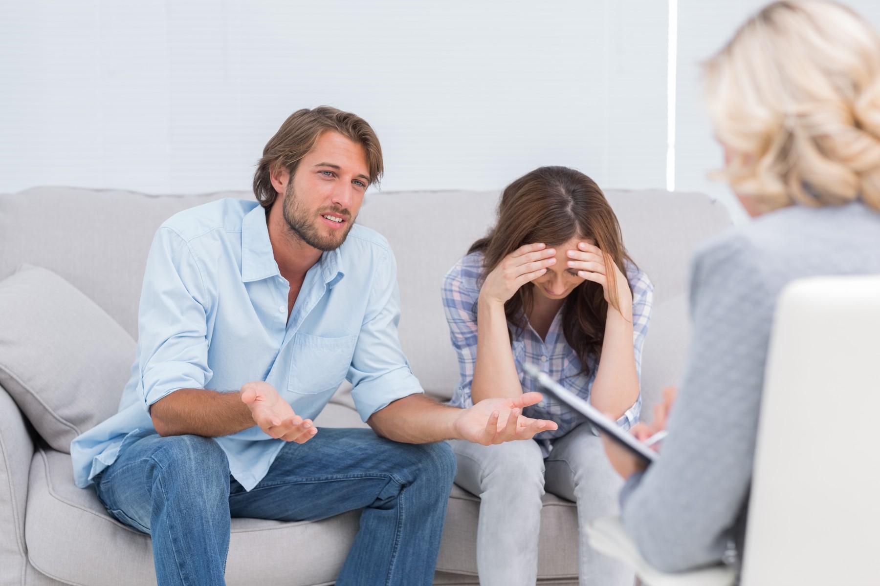 Young couple arguing and crying on the couch during therapy session,Image: 164756954, License: Royalty-free, Restrictions: , Model Release: yes, Credit line: - / Wavebreak / Profimedia