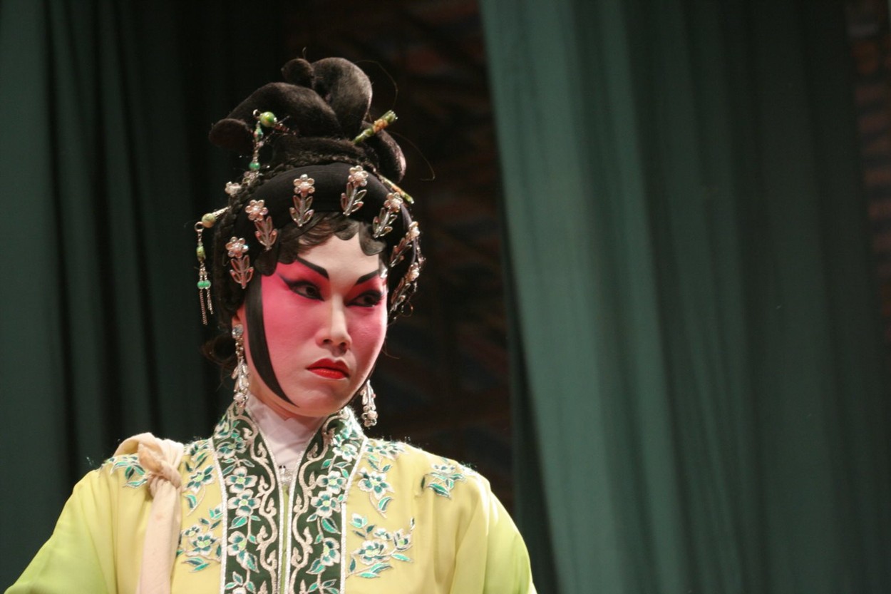 Chinese opera actress singing with passion. Photo taken at the Chinese Opera performed in Macau China 2006, Image: 8251507, License: Rights-managed, Restrictions: , Model Release: no, Credit line: stuart dunn / Alamy / Profimedia