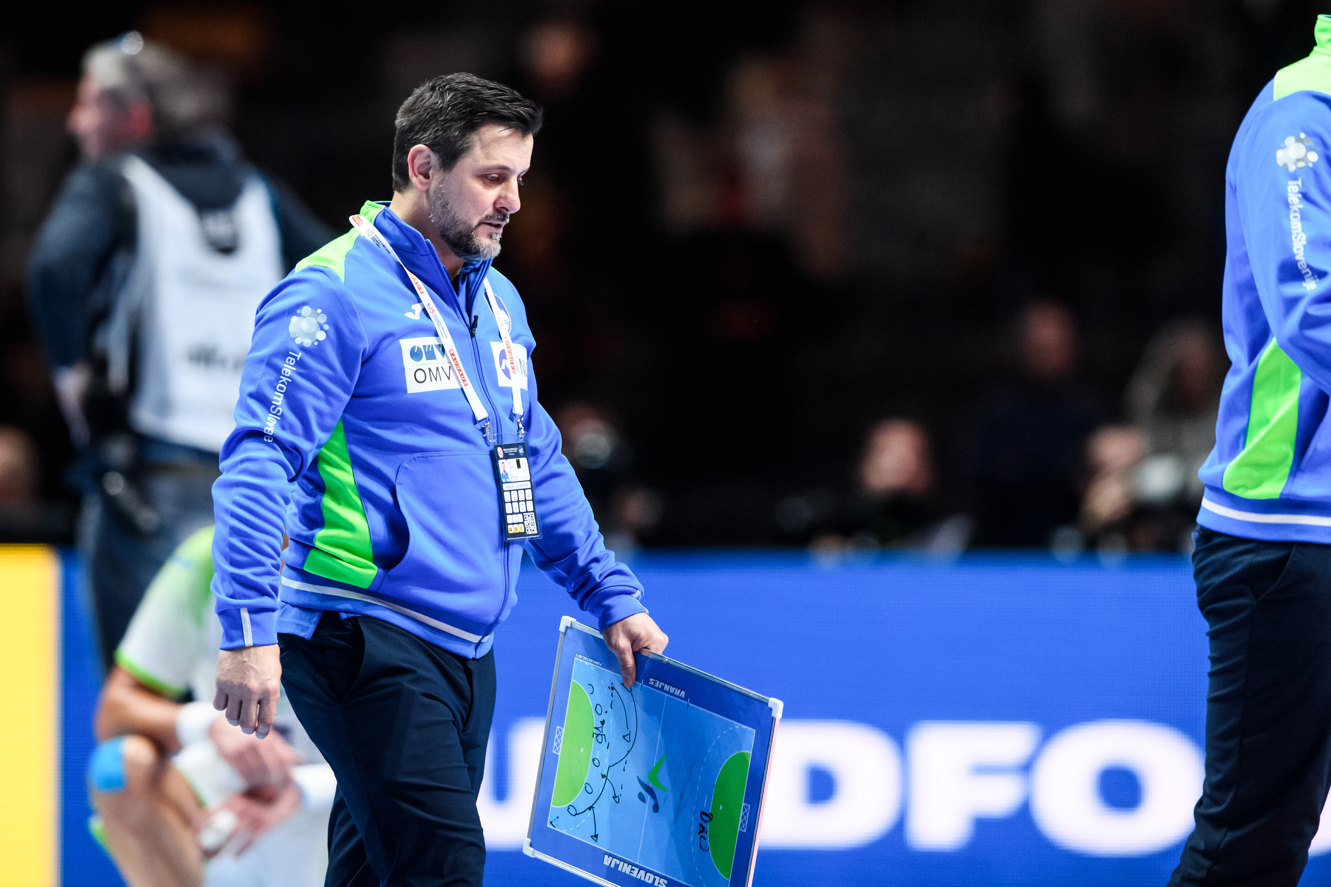 epa08161012 Slovenia's head coach Ljubomir Vranjes reacts after losing the semi final match between Spain and Slovenia at the Men's European Handball Championship in Stockholm, Sweden, 24 January 2020.  EPA-EFE/Erik Simander  SWEDEN OUT
