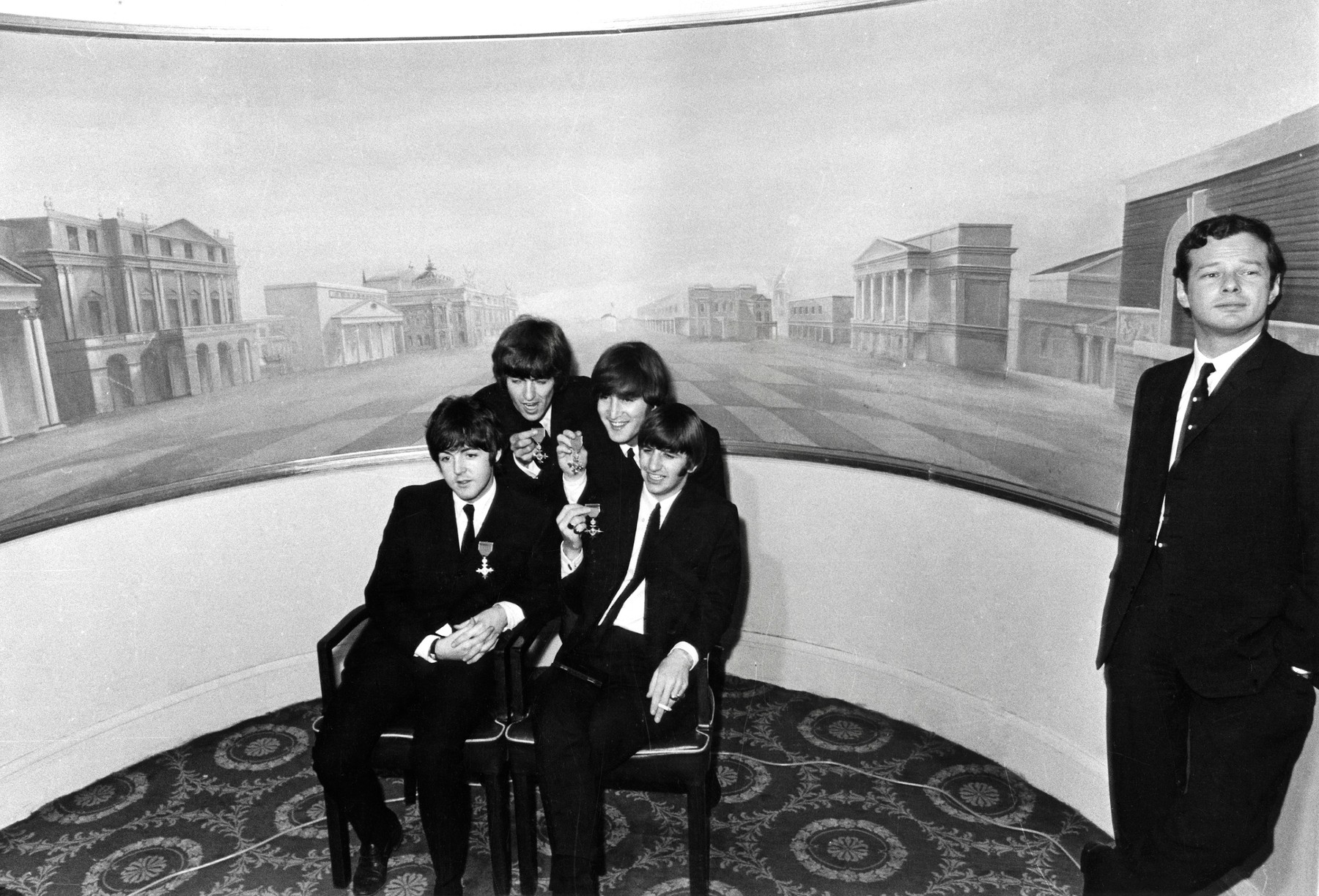 Brajan Epštajn, Bitlsi, Beatles presented with MBE Award 1965
