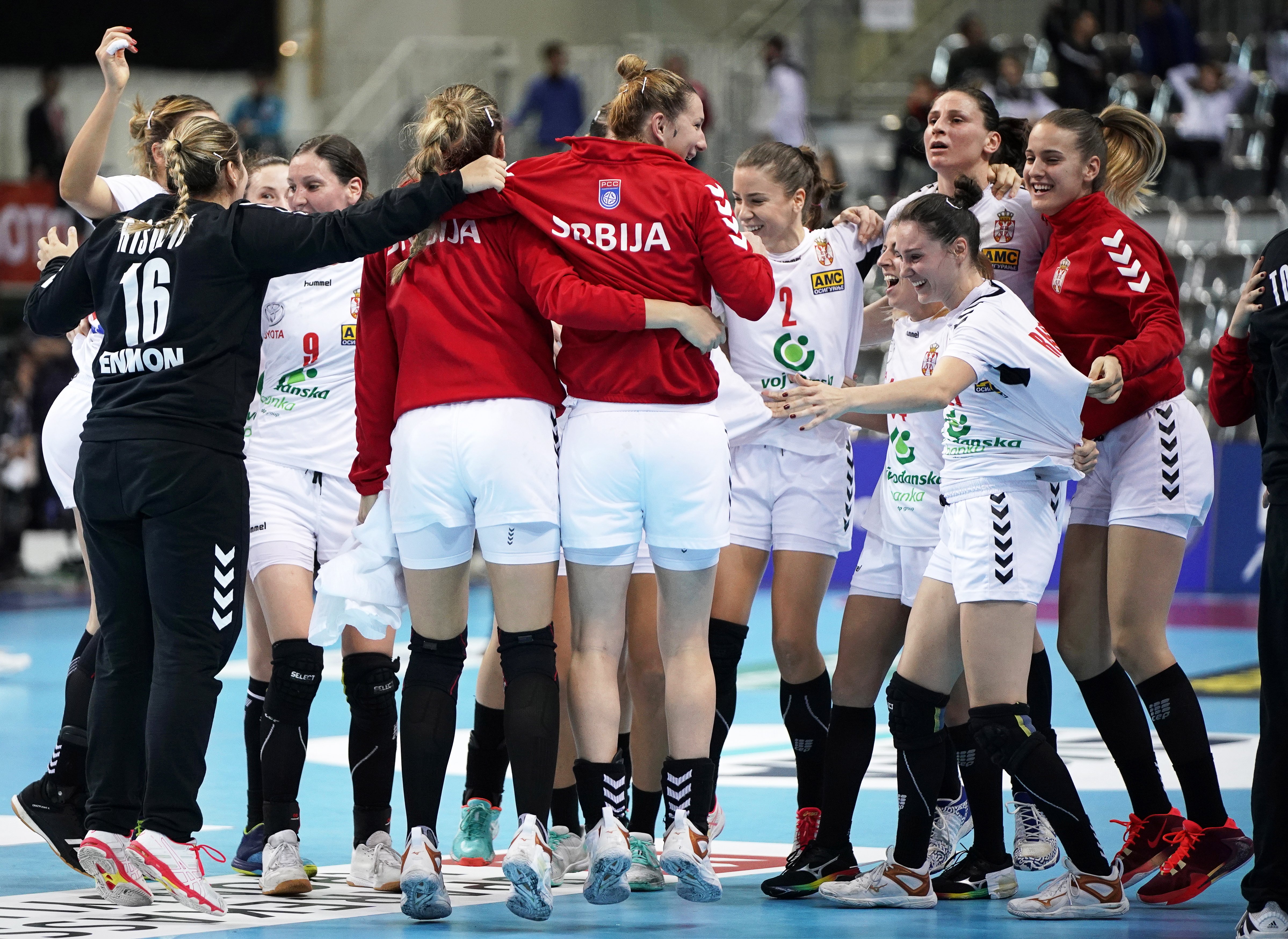 epa08062183 Serbian players celebrate after the IHF Women's World Championship main round match between Serbia and Denmark in Kumamoto, Japan, 11 December 2019. The match ended 26-26.  EPA-EFE/FRANCK ROBICHON
