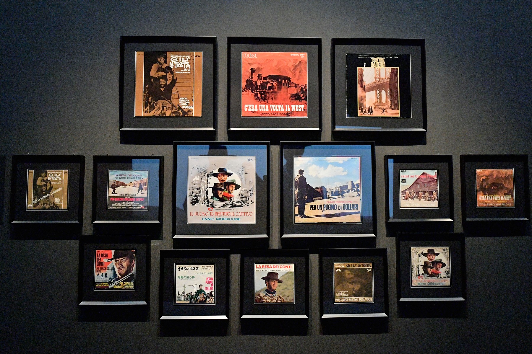 Claudia CARDINALE visite l'exposition Il etait une fois Sergio Leone