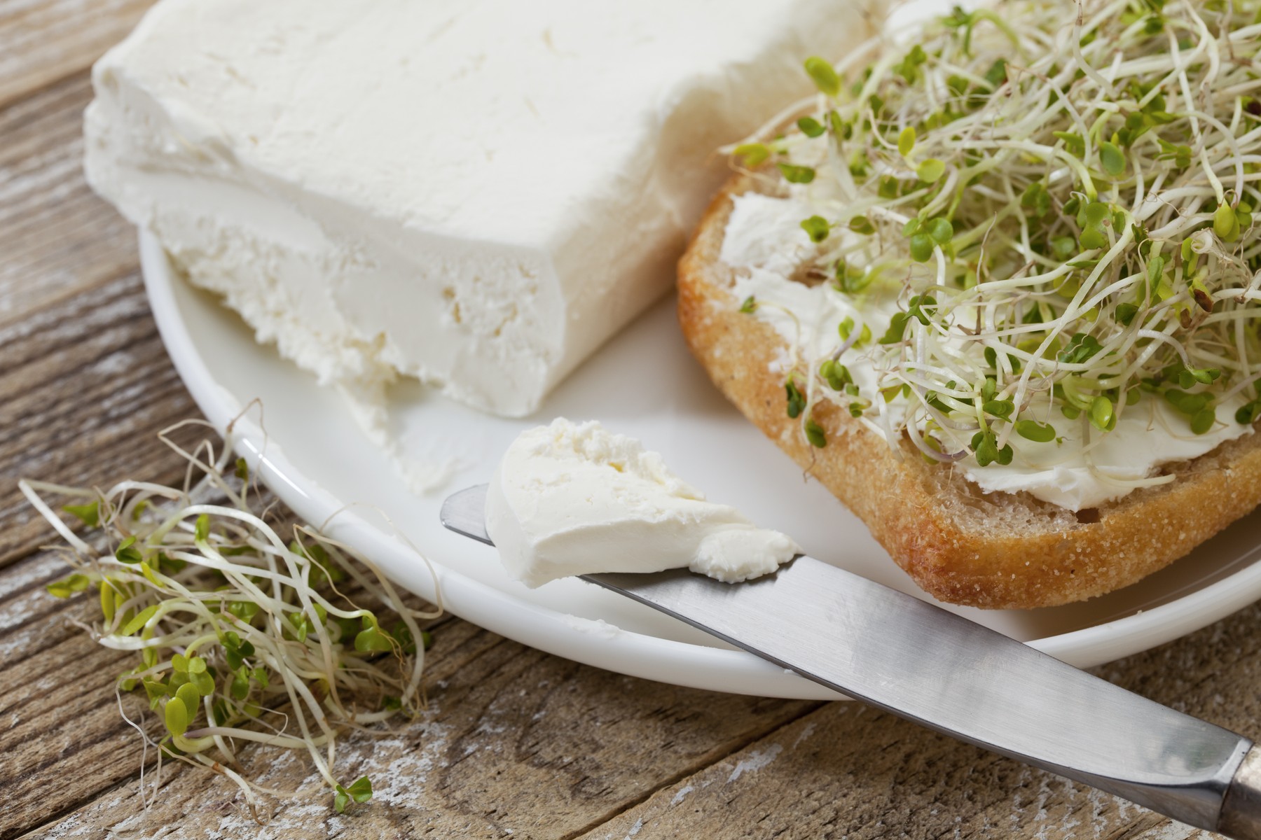 healthy breakfast concept - a roll with cream cheese and broccoli sprouts,Image: 168612985, License: Royalty-free, Restrictions: , Model Release: no, Credit line: Marek Uliasz / Panthermedia / Profimedia